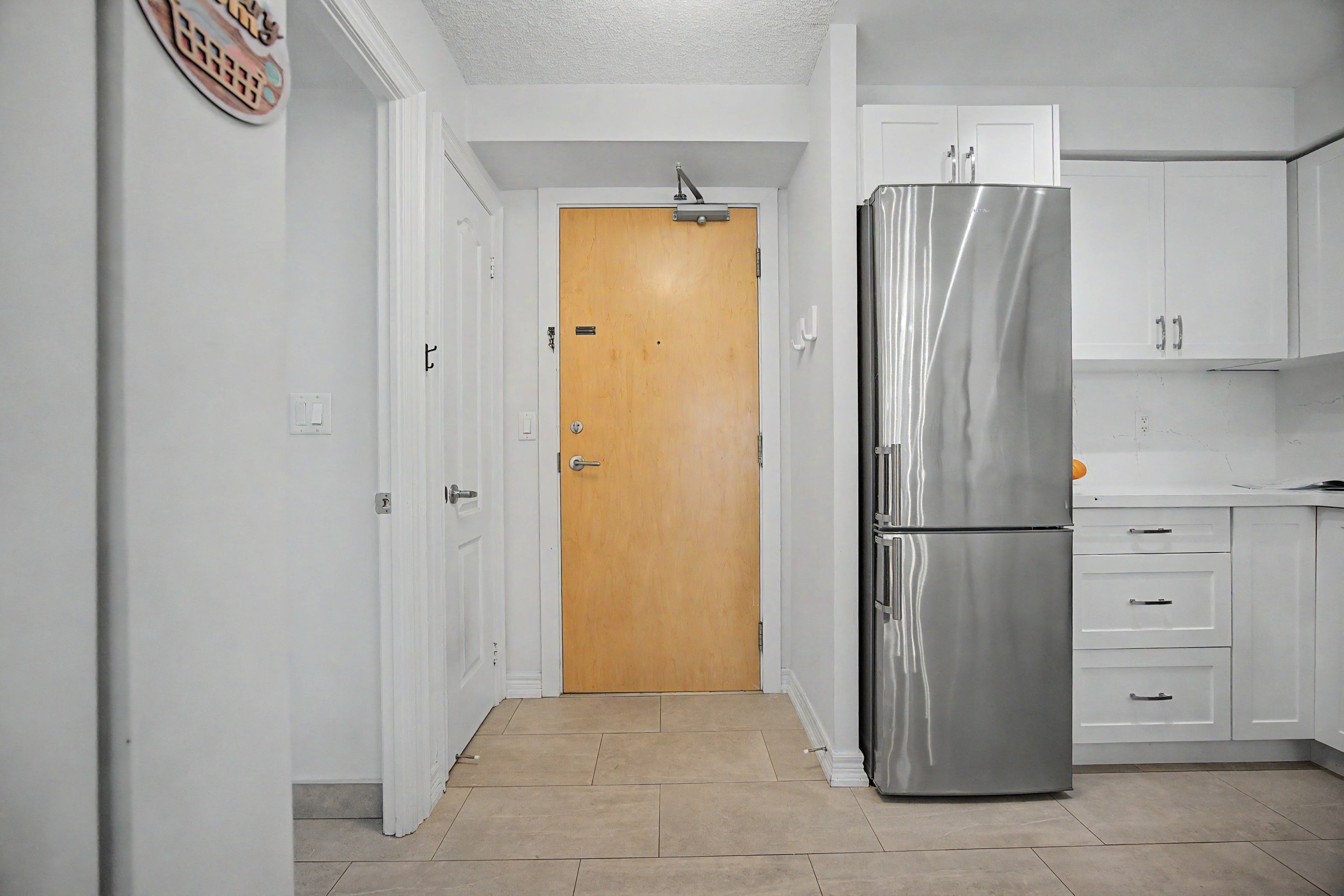 212 Eglinton Avenue 706, Toronto, On M4p 0a3