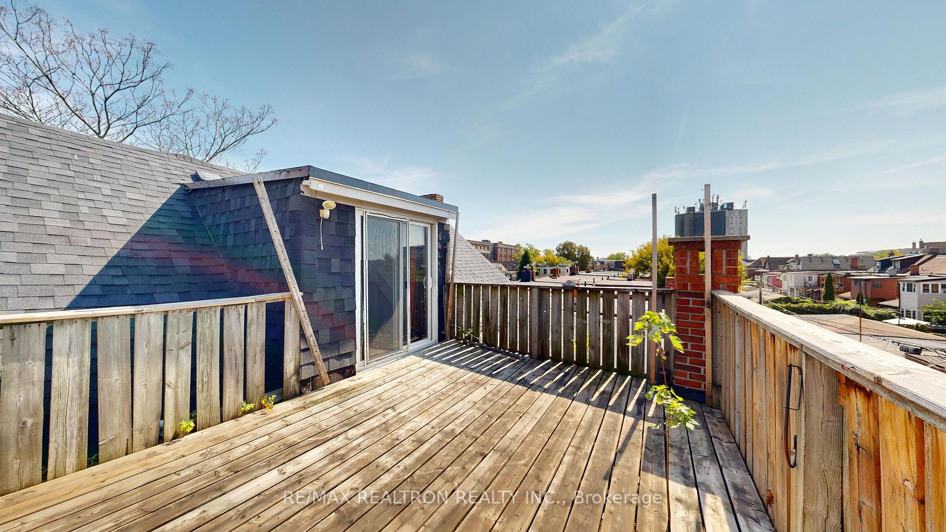 32 Macklem Avenue Upper, Toronto, On M6j 3m2