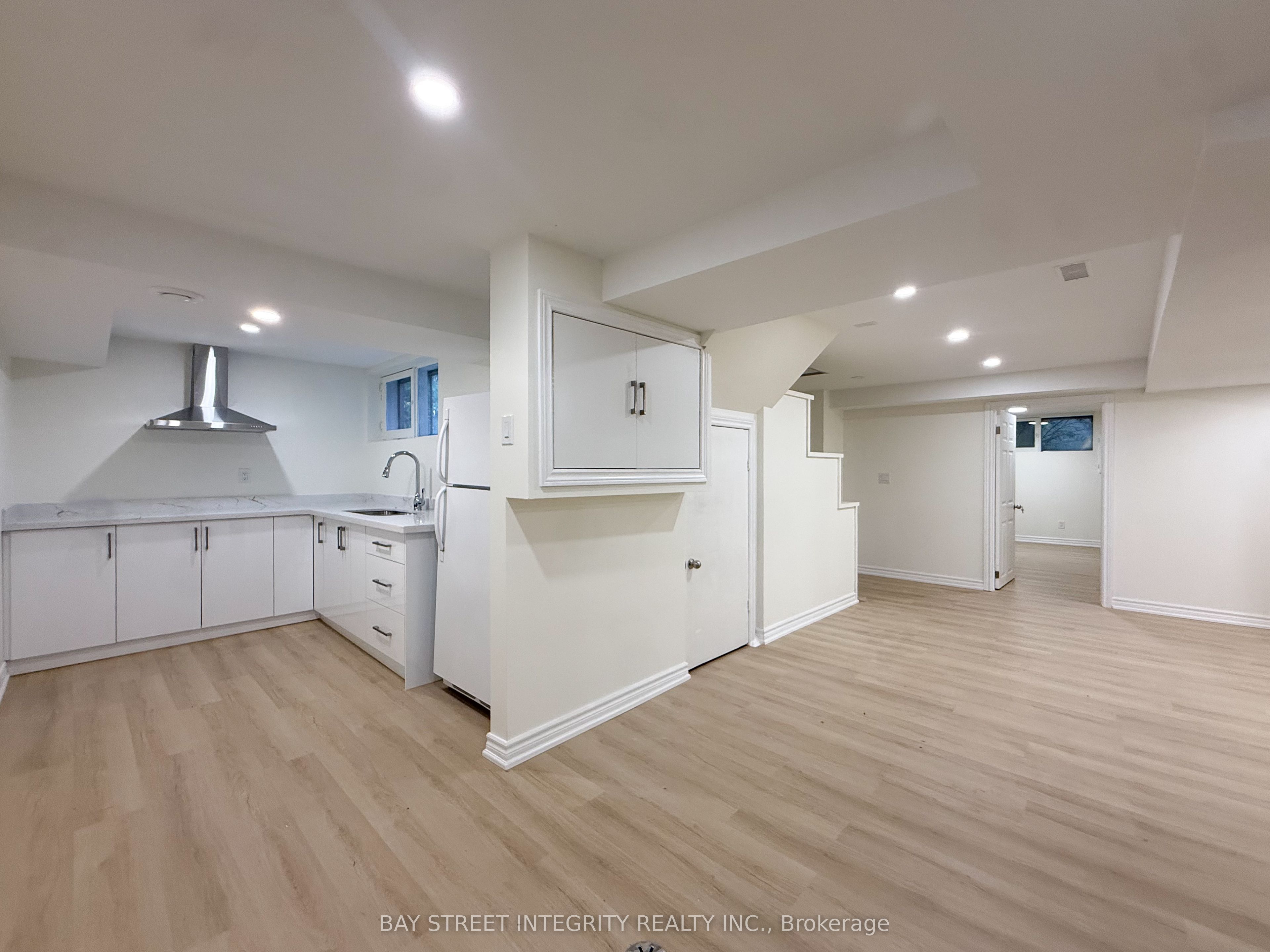 40 Rippleton Road Lower, Toronto, On M3b 1h6