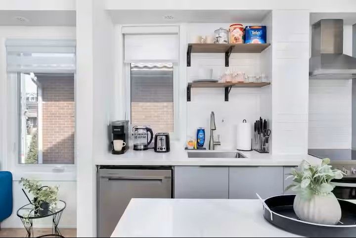525 Ossington Avenue 2nd Floor, Toronto, On M6g 3t3