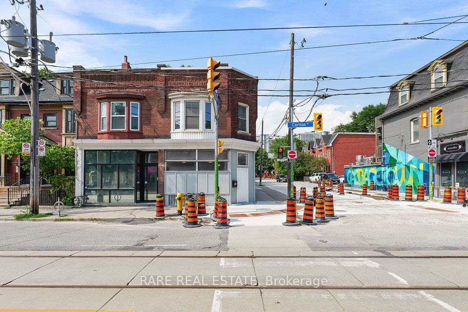 198 1/2 Carlton Street, Toronto, On M5a 2k8