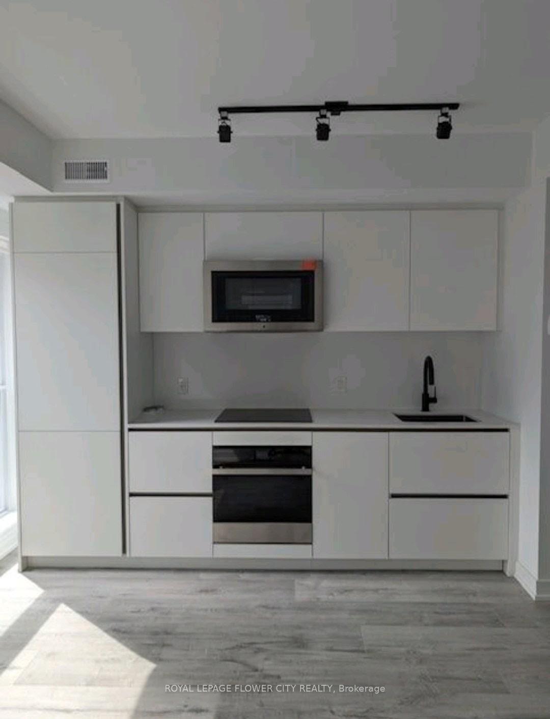 327 King Street W 704, Toronto, On M5v 0w7