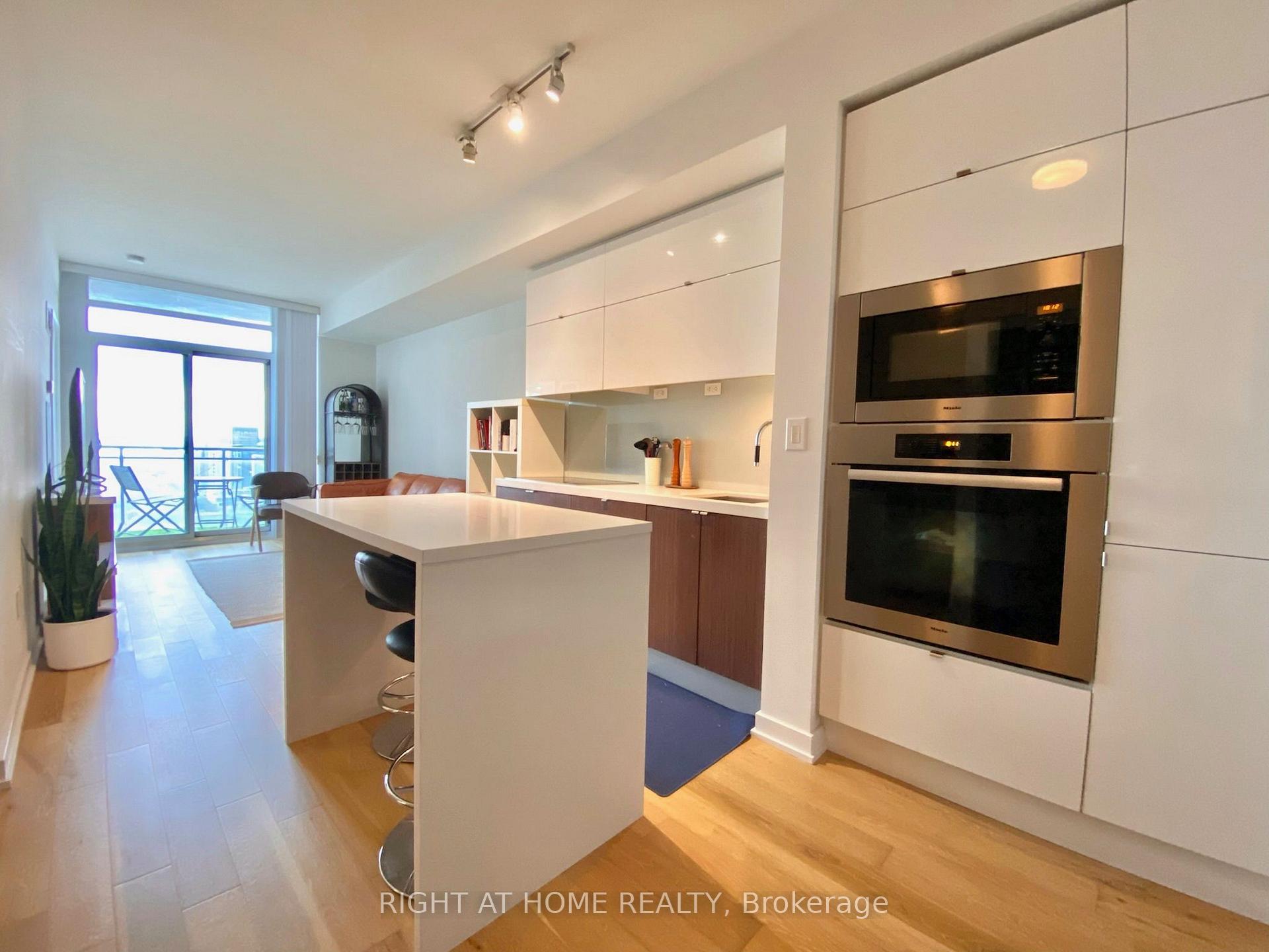 21 Iceboat Terrace 4011, Toronto, On M5v 4a9