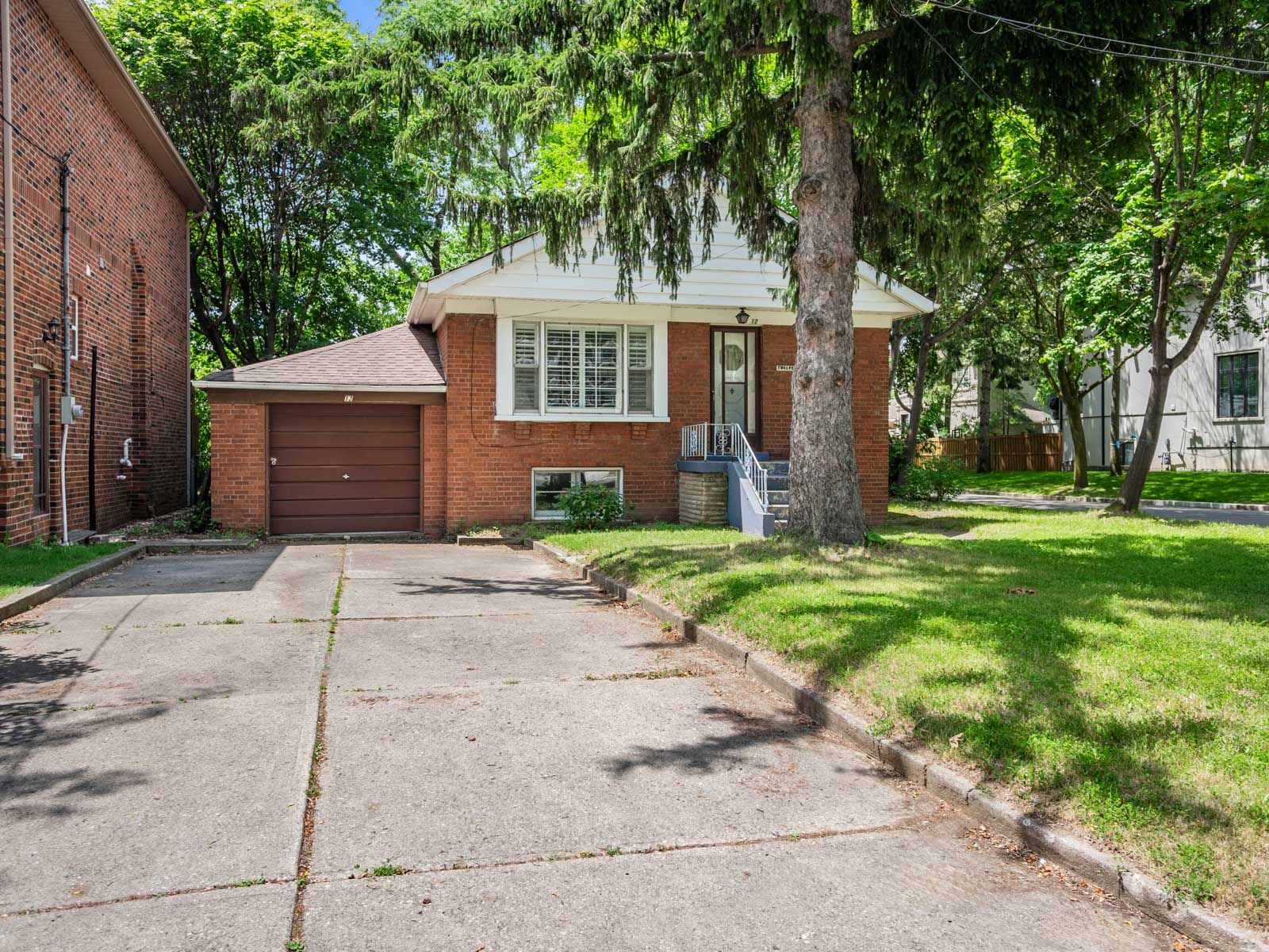12 Graymar Avenue, Toronto, On M3h 3b4