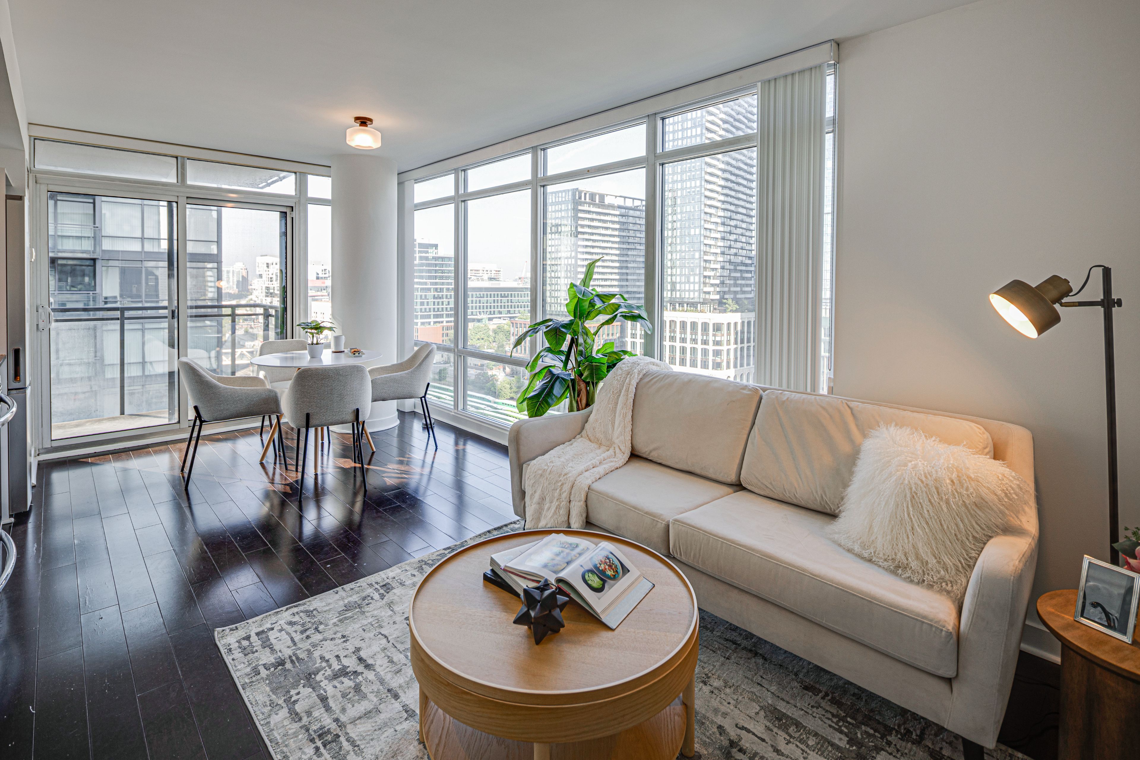 4k Spadina Avenue 1802, Toronto, On M5v 3y9
