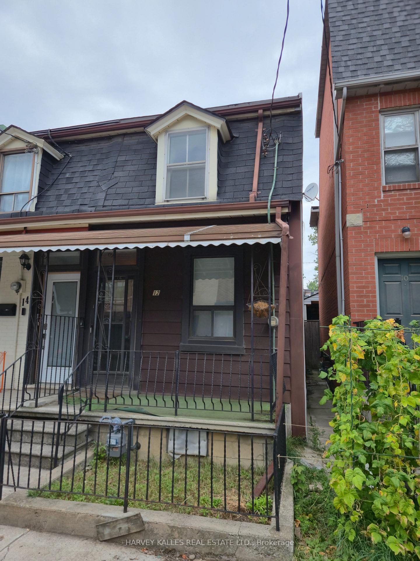 12 Whitaker Avenue, Toronto, On M6j 1a1