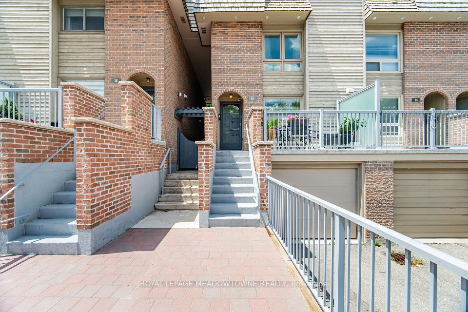 16 Dutch Myrtle Way, Toronto, On M3b 3k8