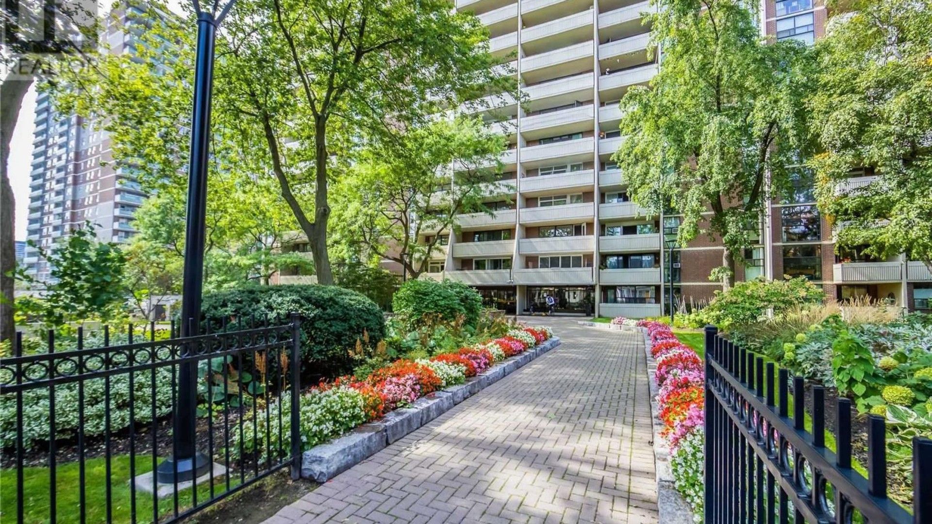 40 Homewood Avenue 2216, Toronto, On M4y 2k2