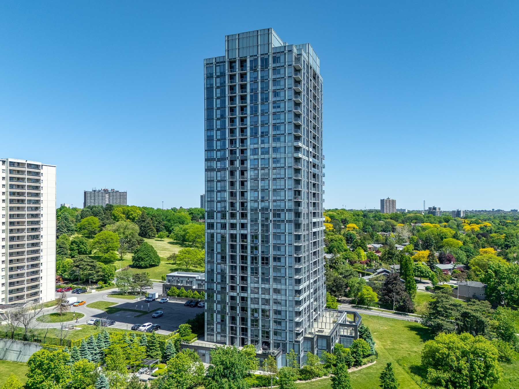 18 Graydon Hall Drive 809, Toronto, On M3a 0a4