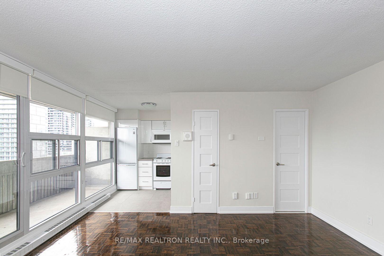 33 Isabella Street 2401, Toronto, On M4y 2p7