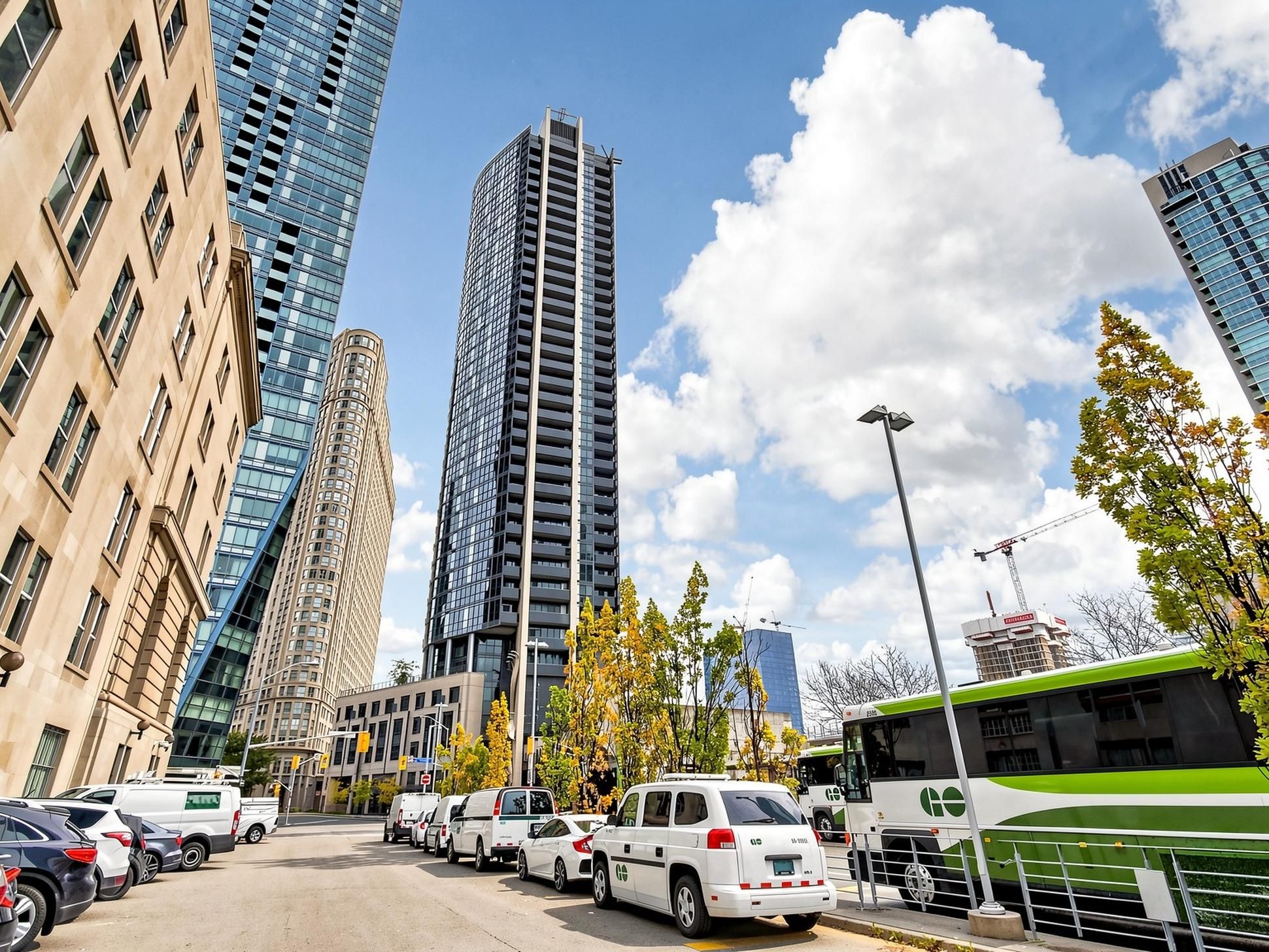 1 The Esplanade Drive 2305, Toronto, On M5e 0a8