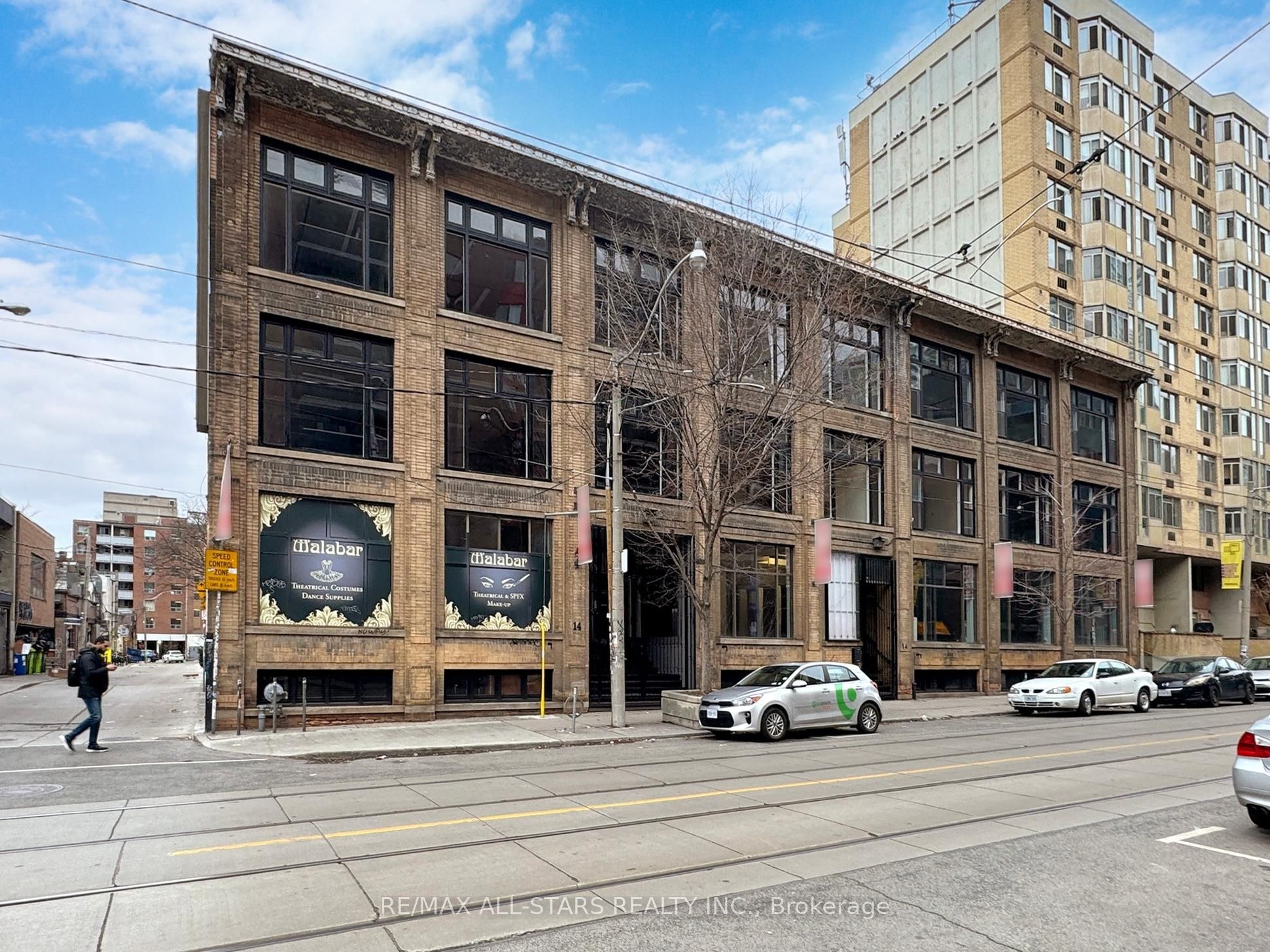 14 Mccaul Street 104, Toronto, On M5t 1v6