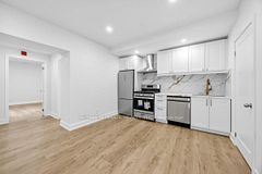 229 Spadina Avenue 202, Toronto, On M5t 2e2