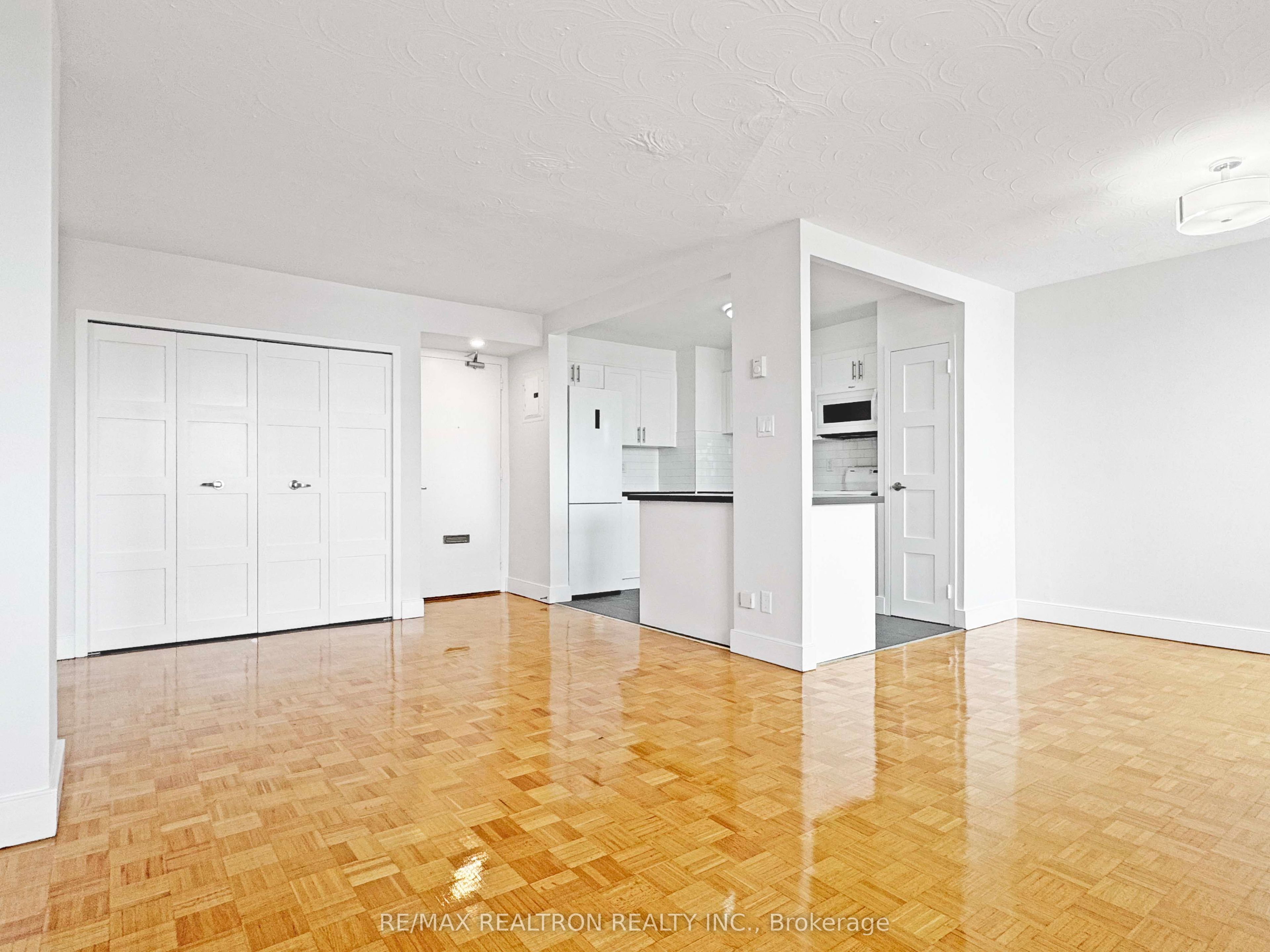 525 Eglinton Avenue E 903, Toronto, On M4p 2p6