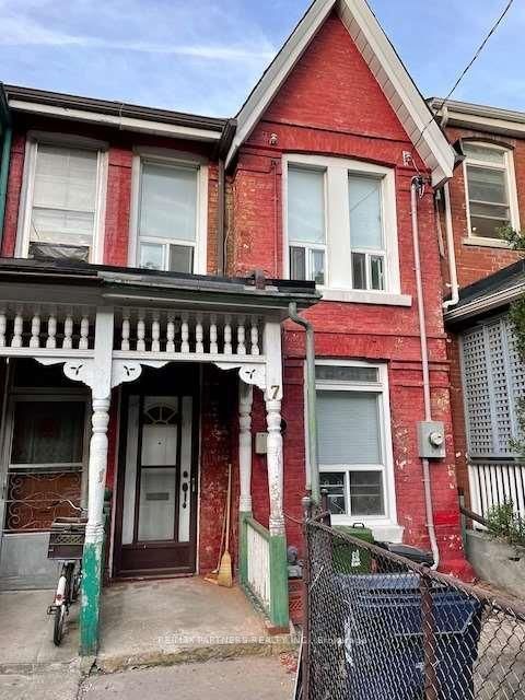 7 Henry Street, Toronto, On M5t 1w9
