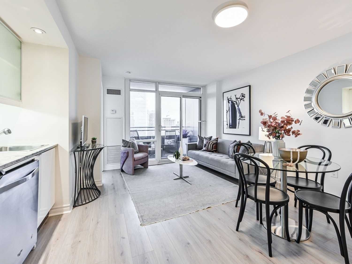 25 Telegram Mews 4211, Toronto, On M5v 3z1