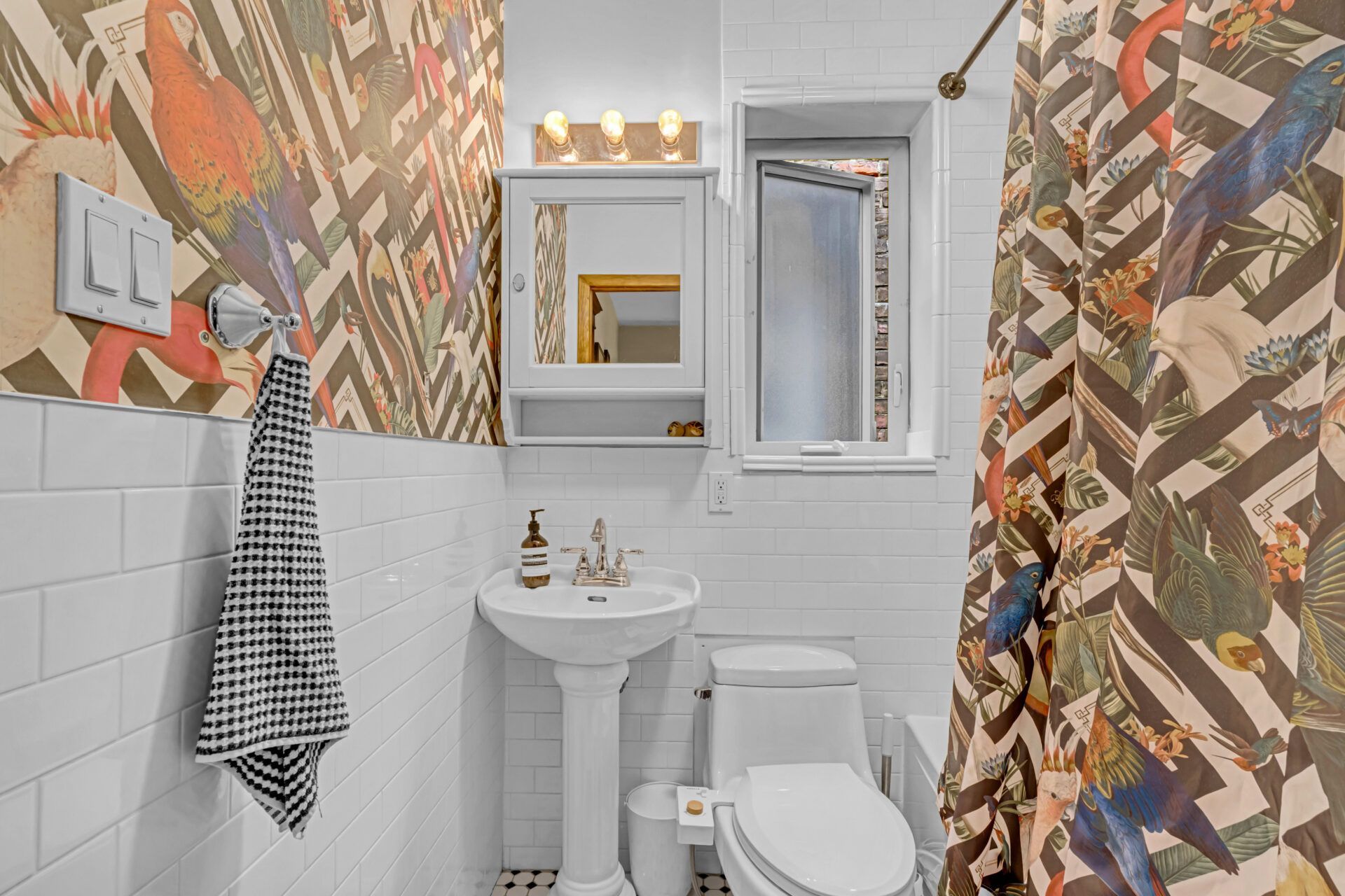 109 Northcliffe Boulevard Upper, Toronto, On M6e 3k3
