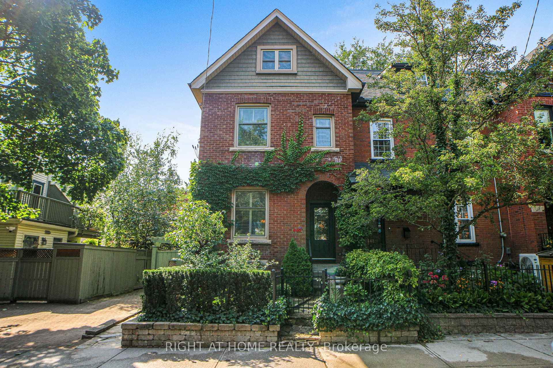 440 Sackville Street, Toronto, On M4x 1t2