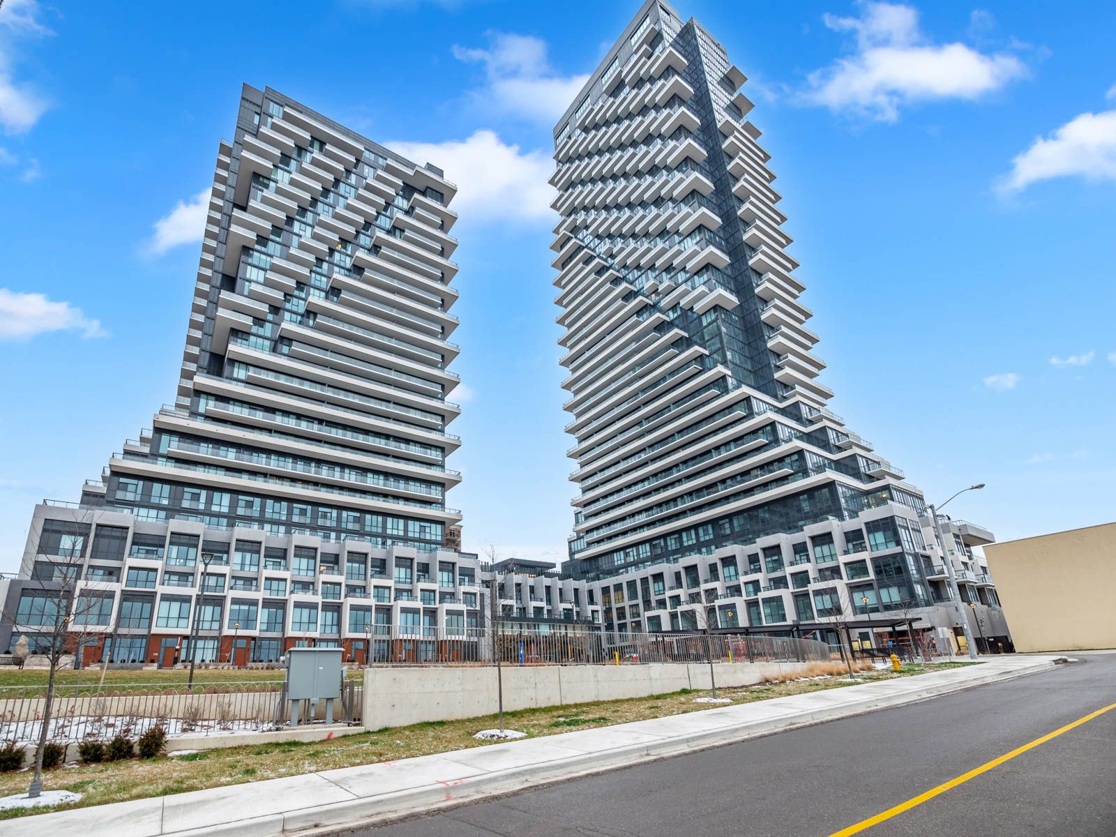 20 Inn On The Park Drive 2132, Toronto, On M3c 0p8