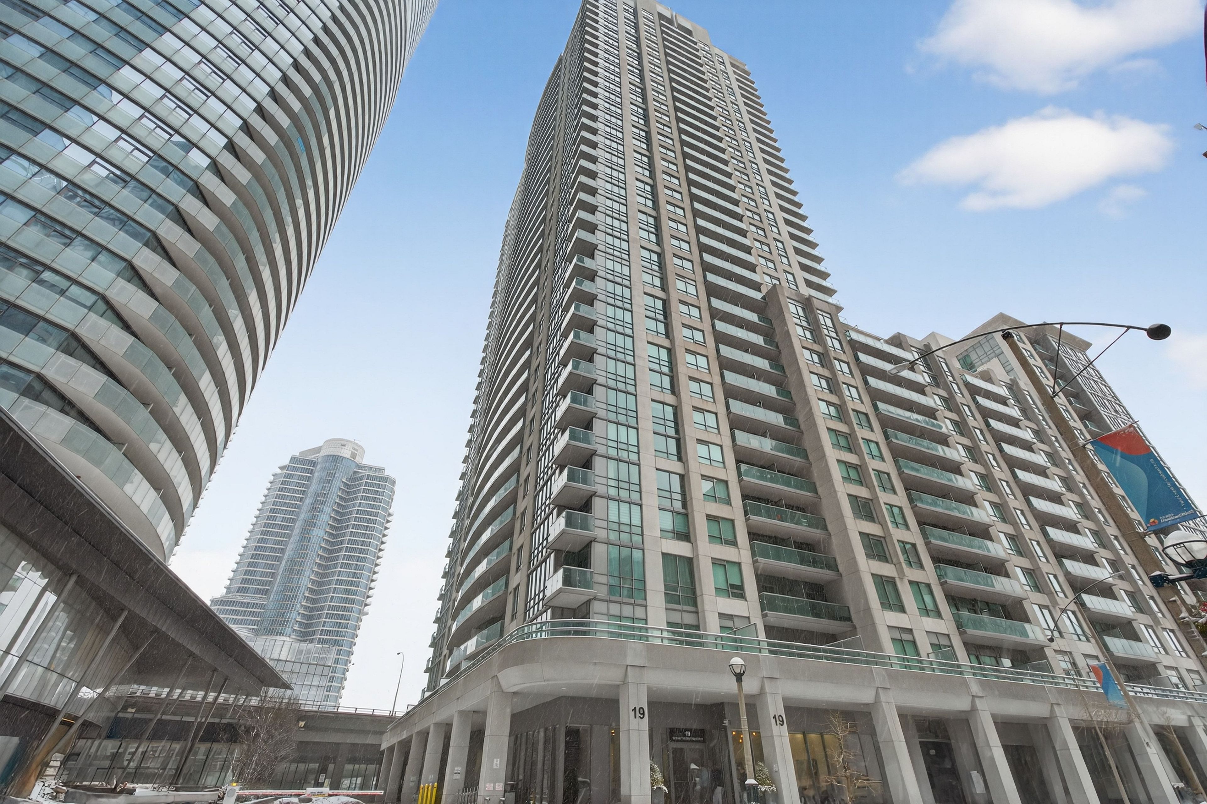 19 Grand Trunk Crescent 2205, Toronto, On M5j 3a3