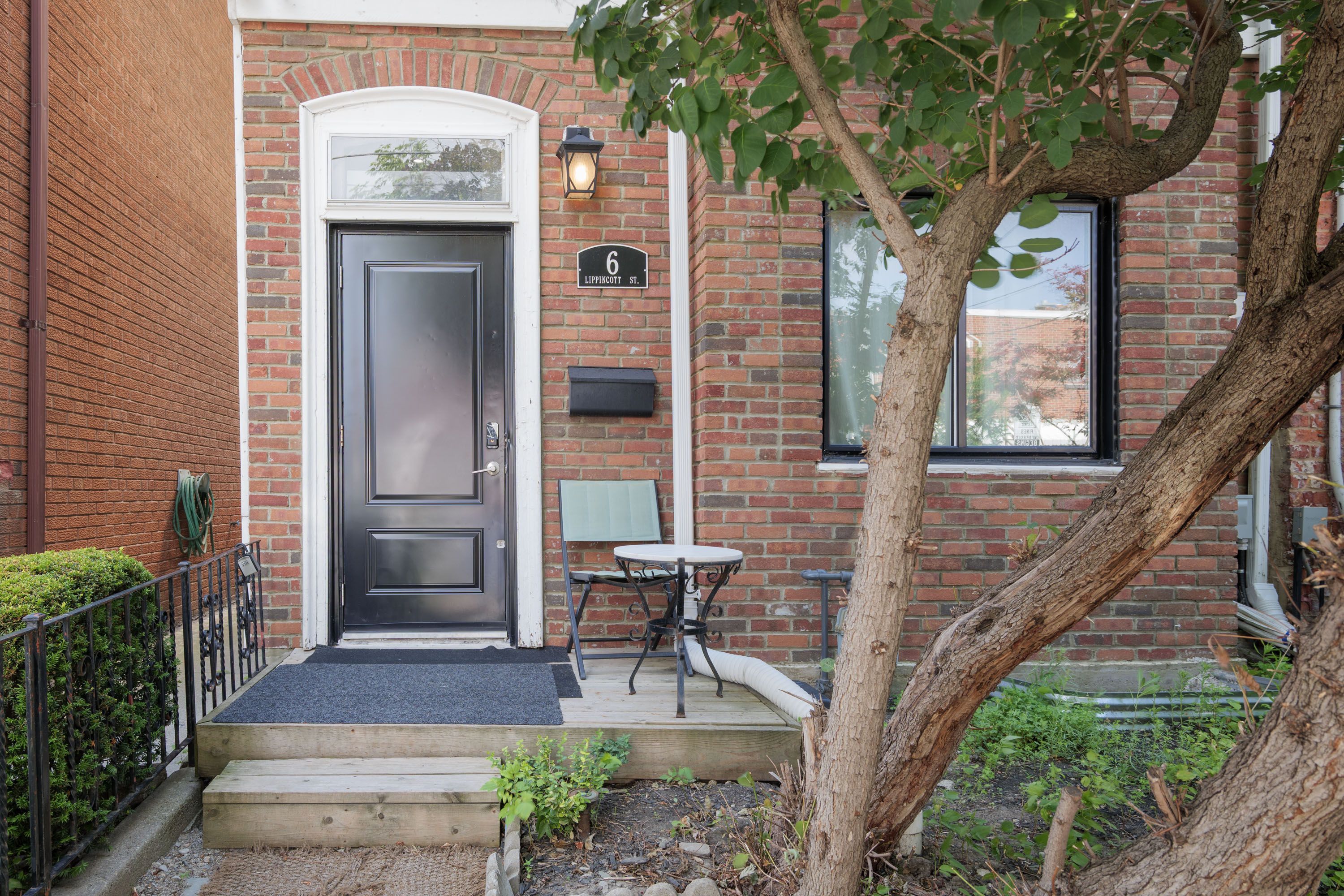 6 Lippincott Street Lower, Toronto, On M5t 2r5