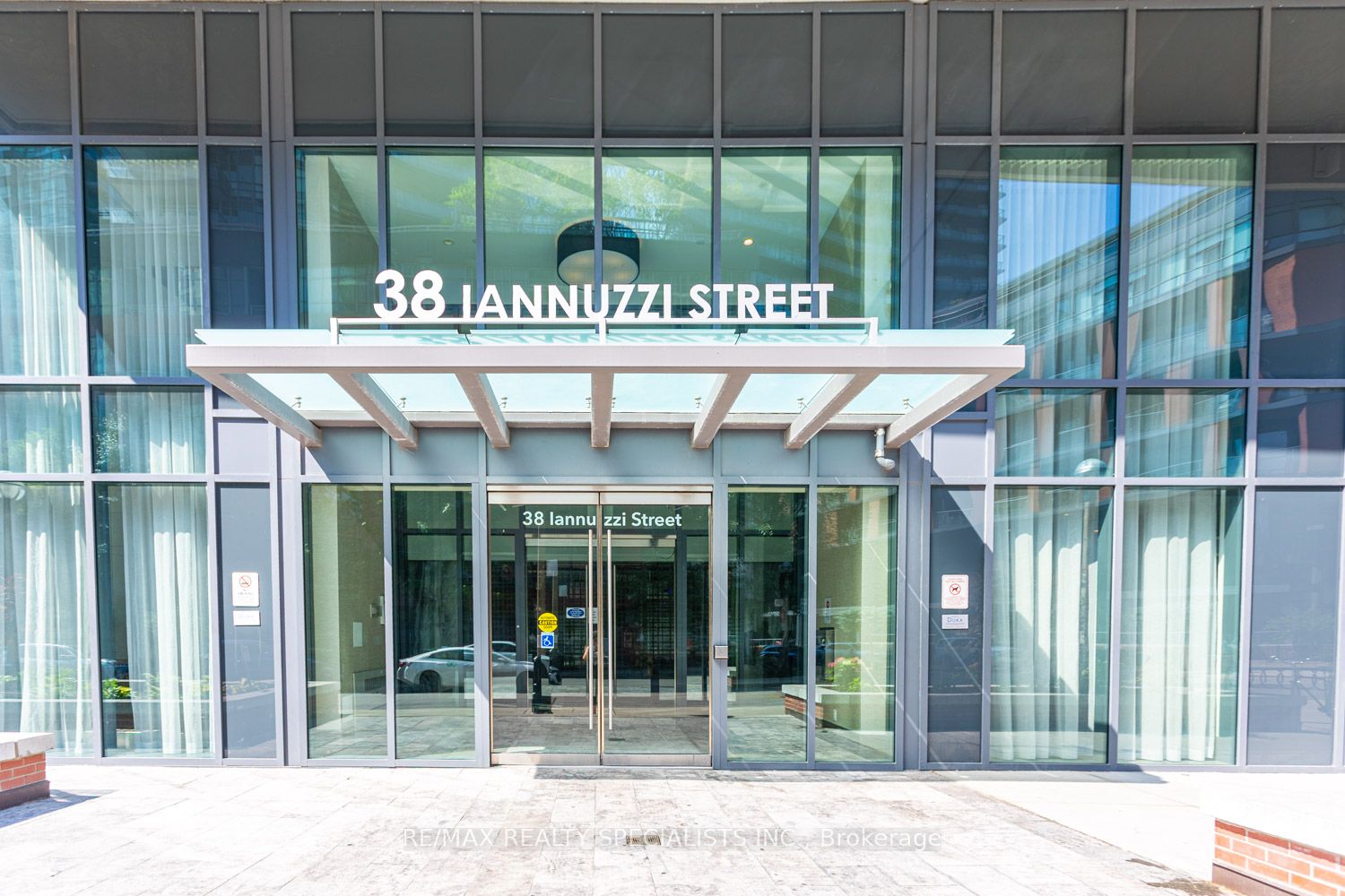 38 Iannuzzi Street 540, Toronto, On M5v 0s2