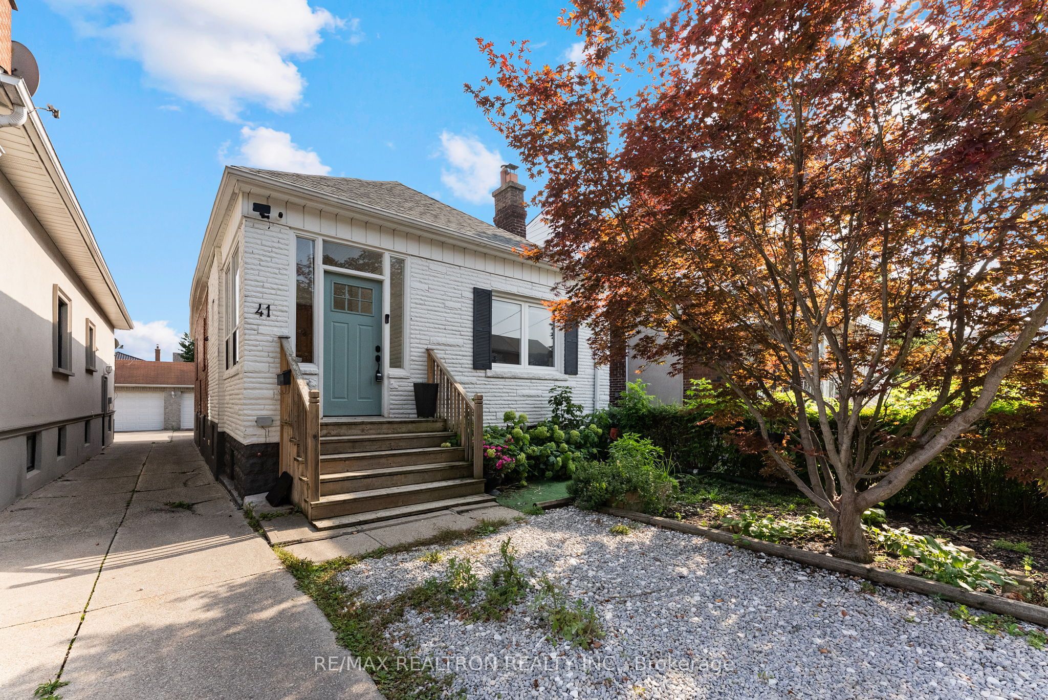41 Ashbury Avenue, Toronto, On M6e 1v6