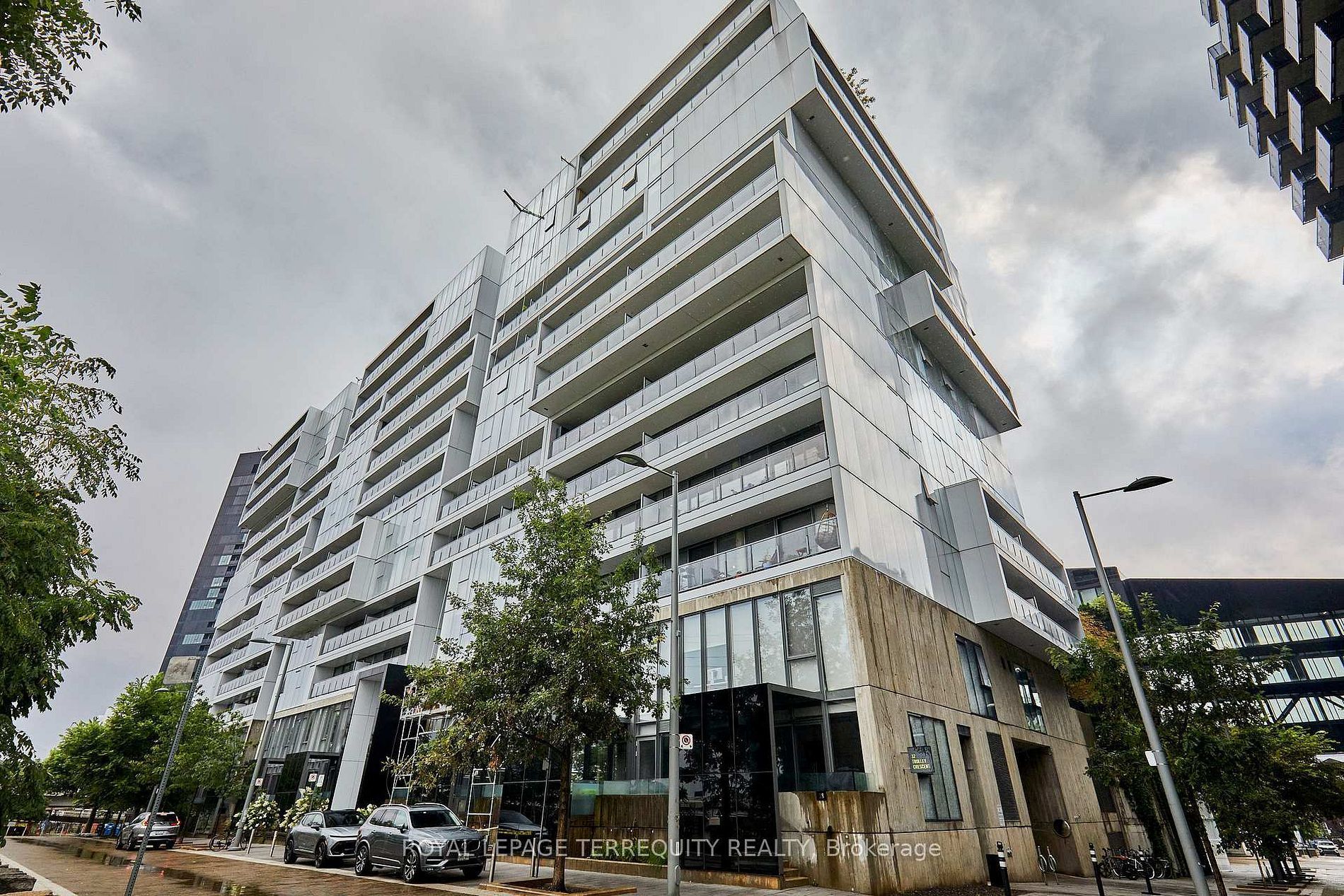 32 Trolley Crescent 305, Toronto, On M5a 0e9