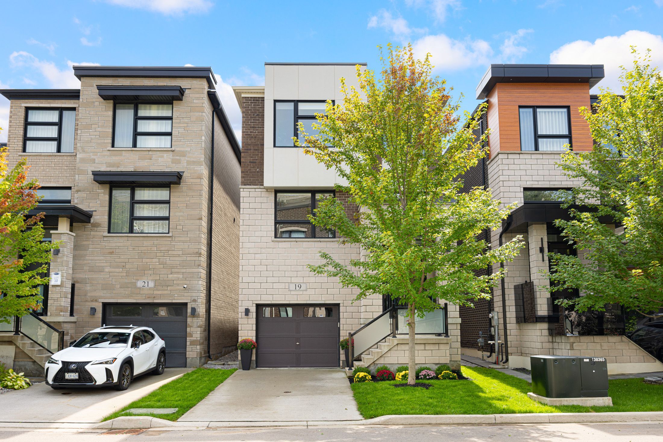 19 Hollyhock Court, Toronto, On M3b 0b4