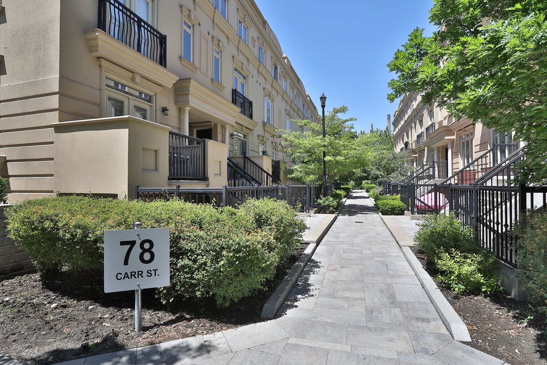 78 Carr Street Th 10, Toronto, On M5t 1b7