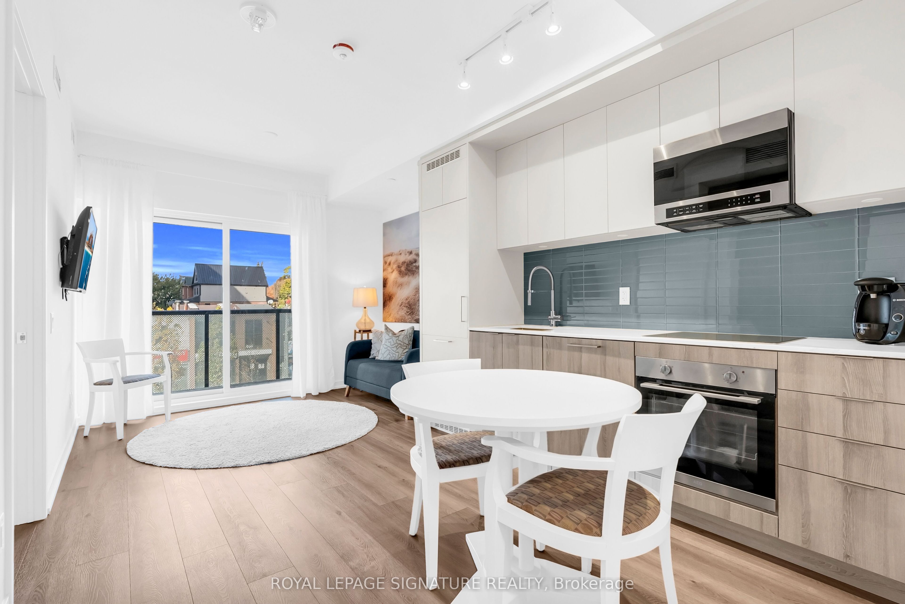 863 St. Clair Avenue W 212, Toronto, On M6c 0b2