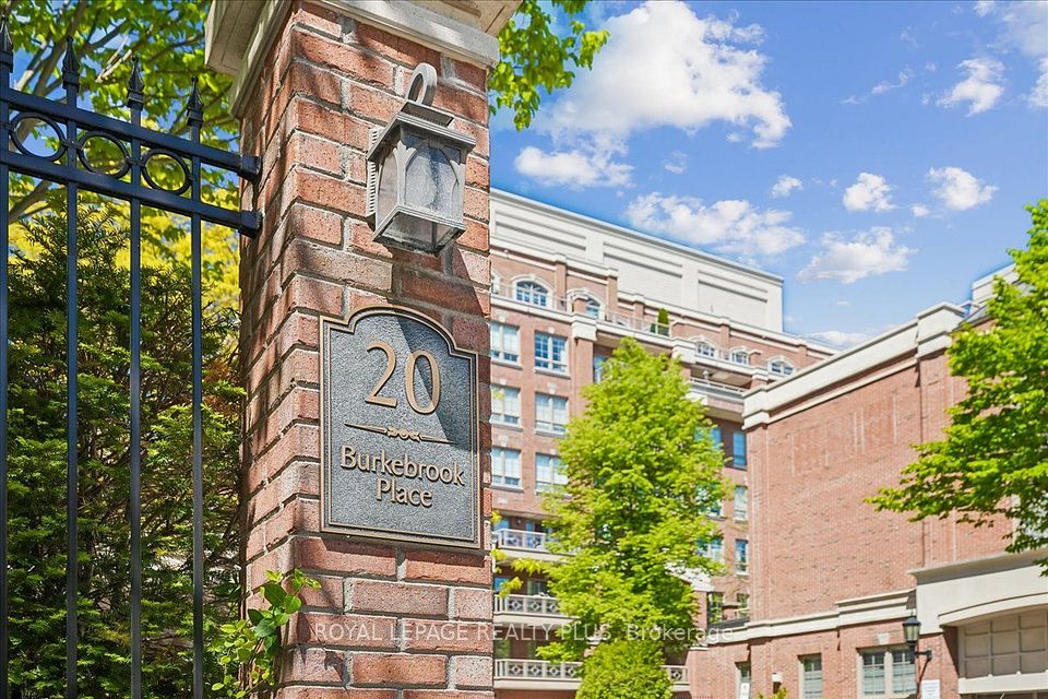 20 Burkebrook Place 204, Toronto, On M4g 0a1