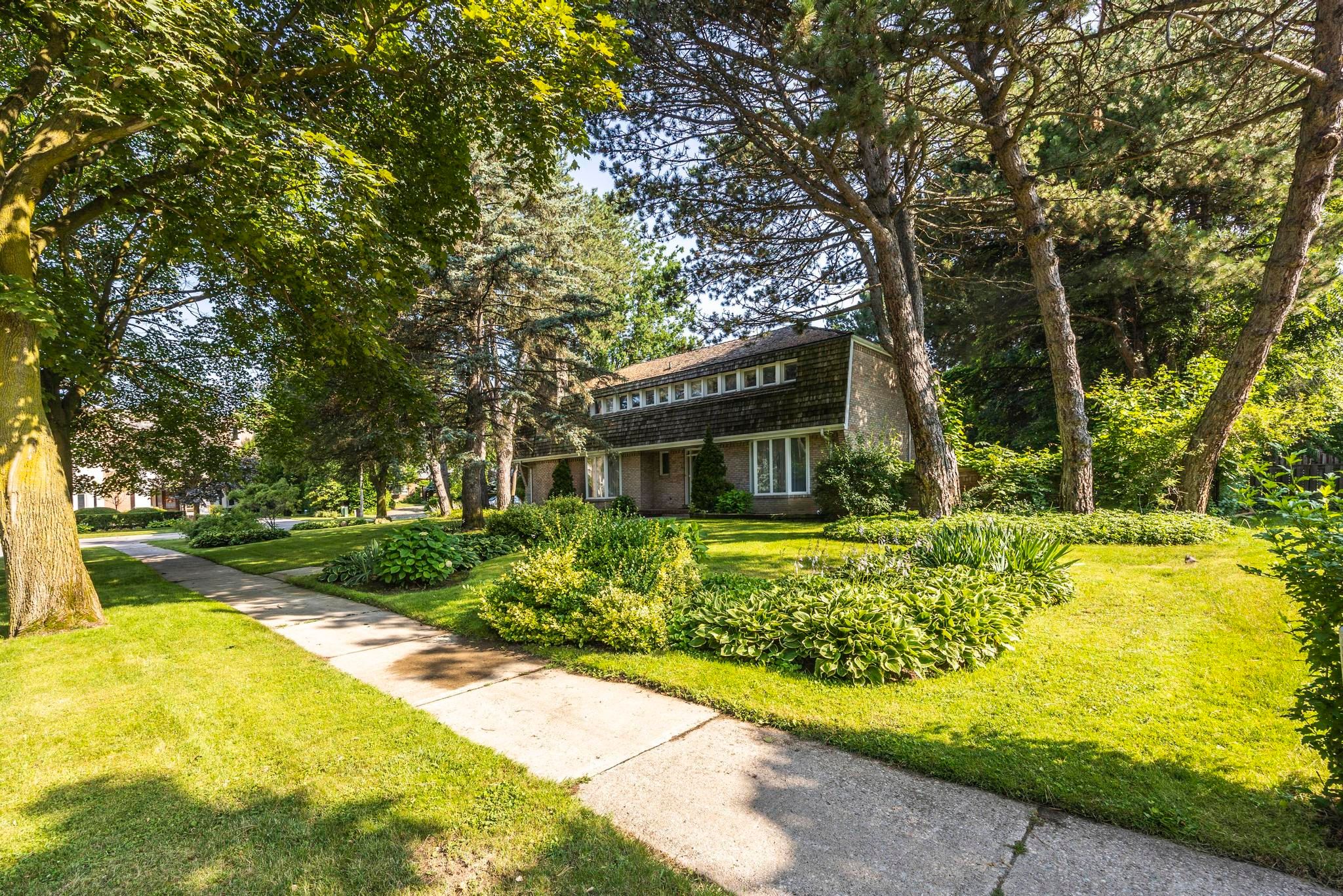 2 Chieftain Crescent, Toronto, On M2l 2h4