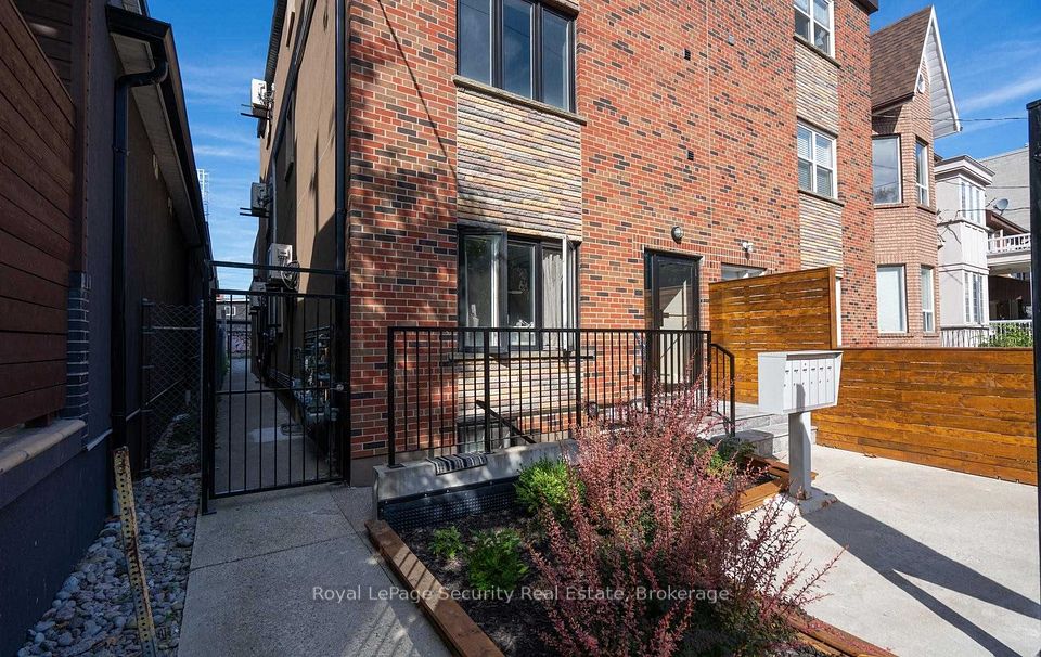 62 Lippincott Street 1, Toronto, On M5t 2r5