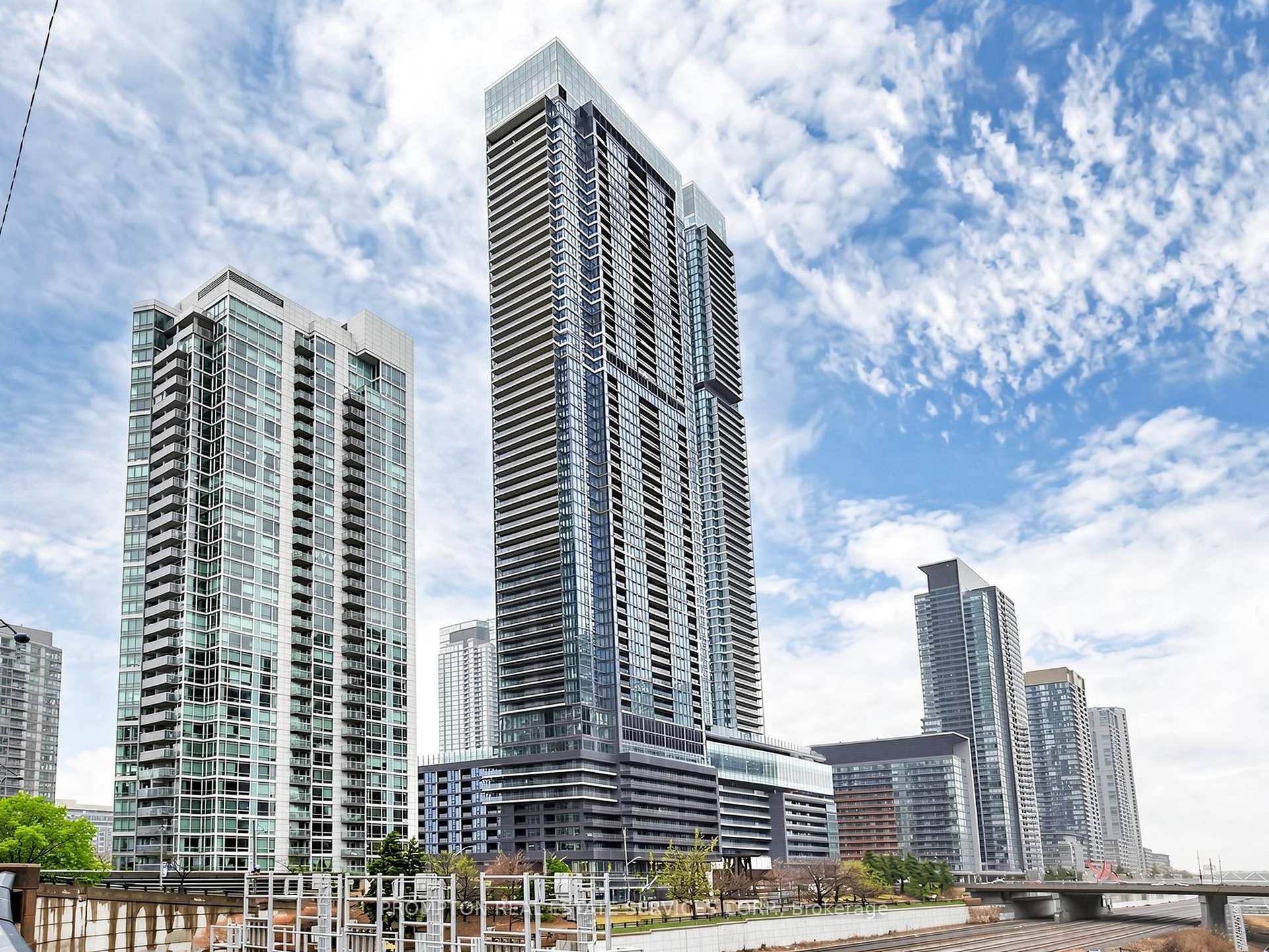 1 Concord Cityplace Way 2208, Toronto, On M5v 0x3