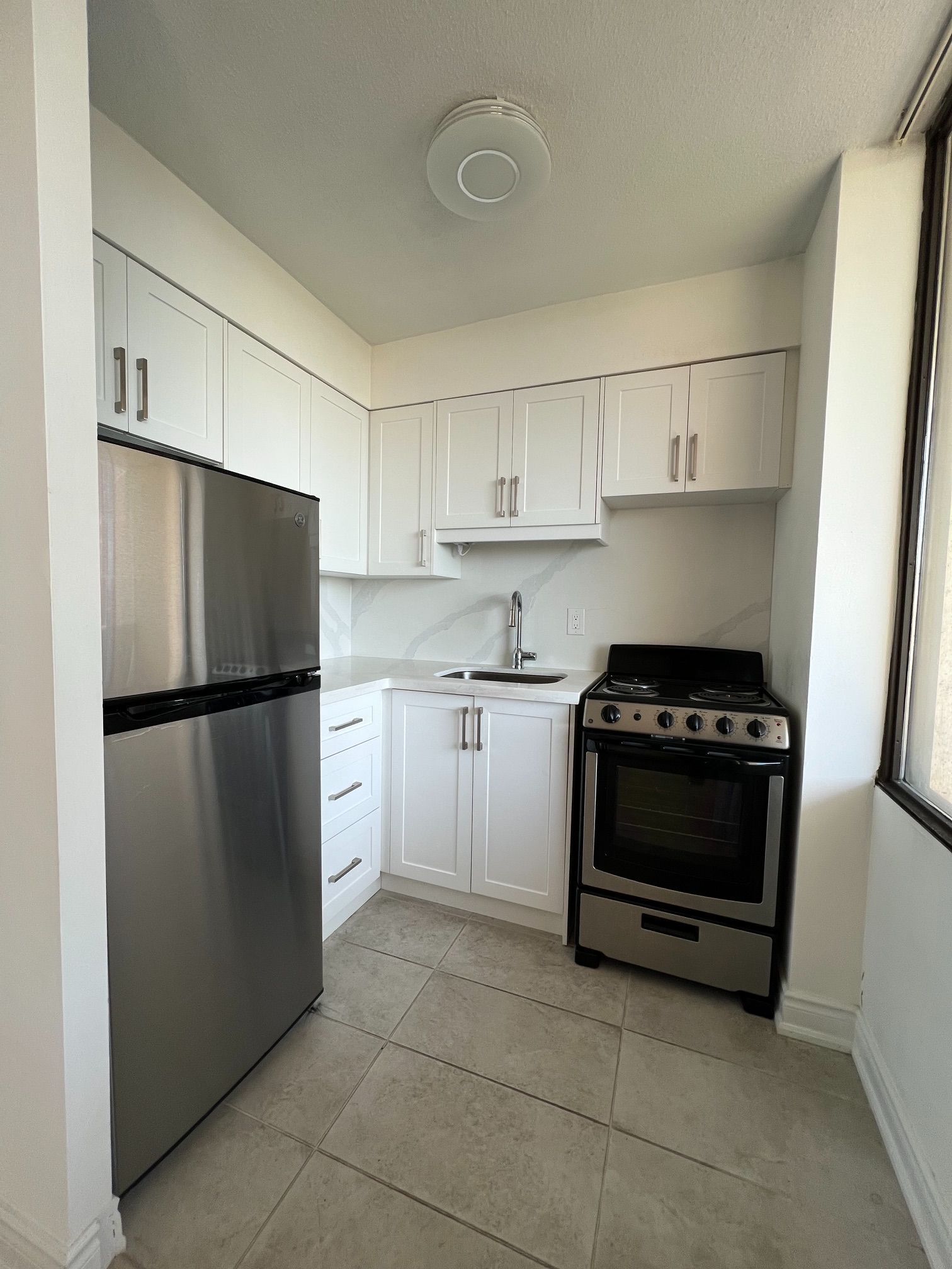720 Spadina Avenue 906, Toronto, On M5s 2t9