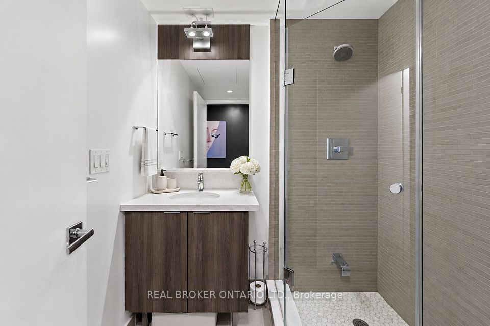 21 Widmer Street 2002, Toronto, On M5v 0b8