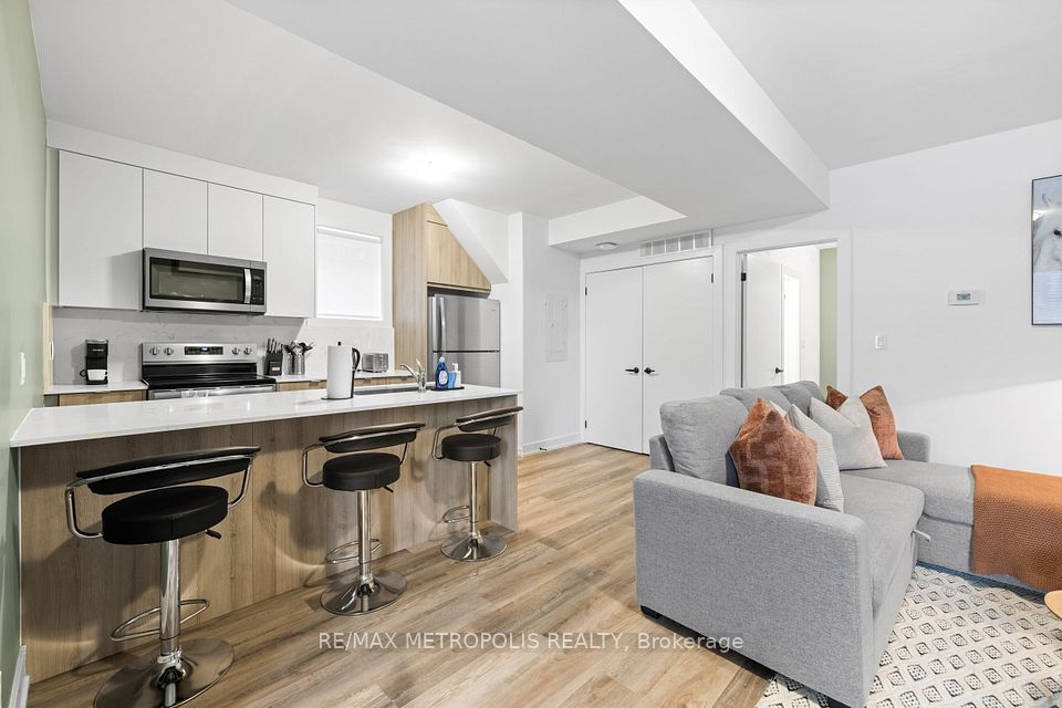 447 Lansdowne Avenue B, Toronto, On M6h 3y2