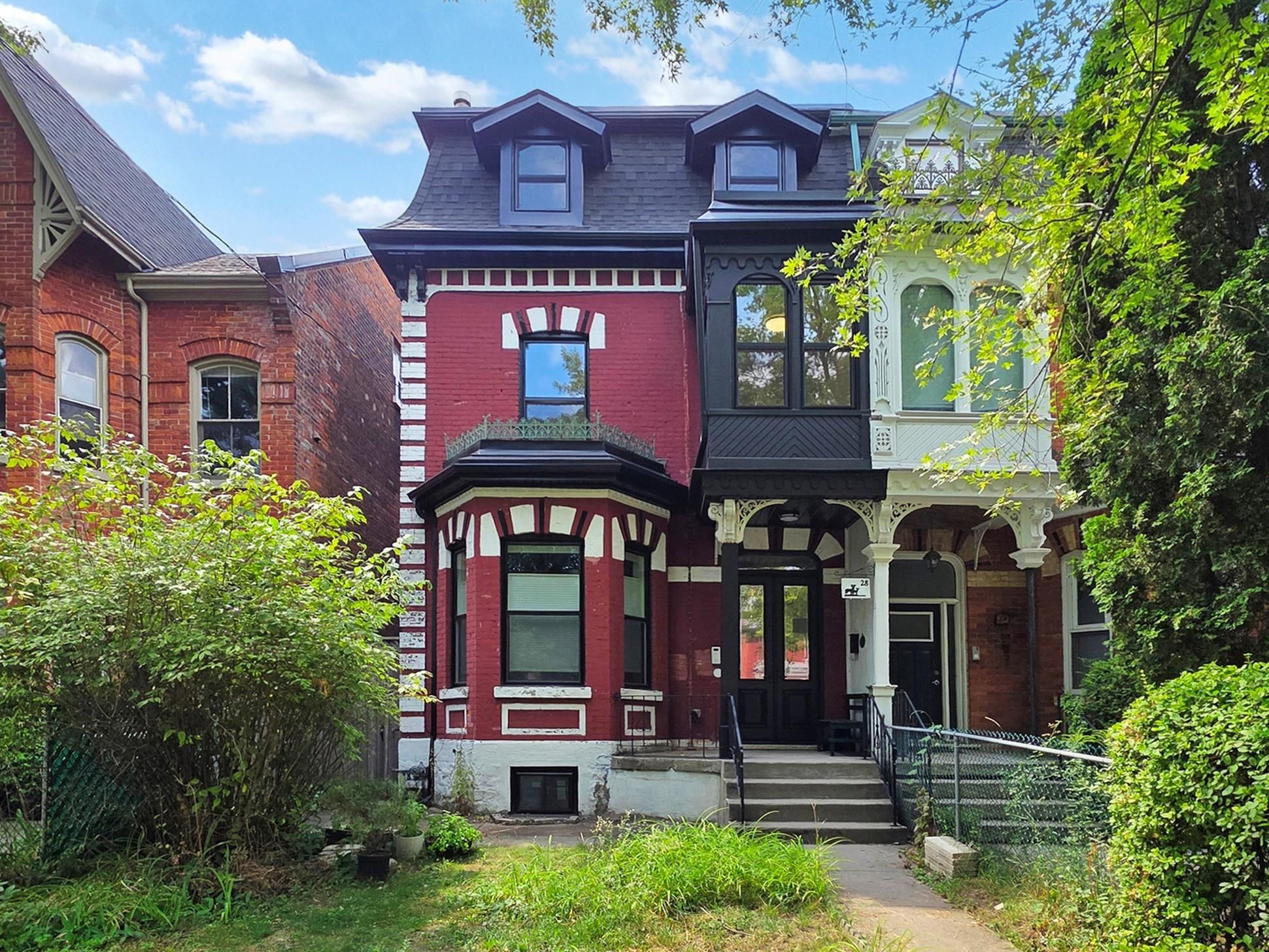 28 Beaconsfield Avenue 2, Toronto, On M6j 3h9