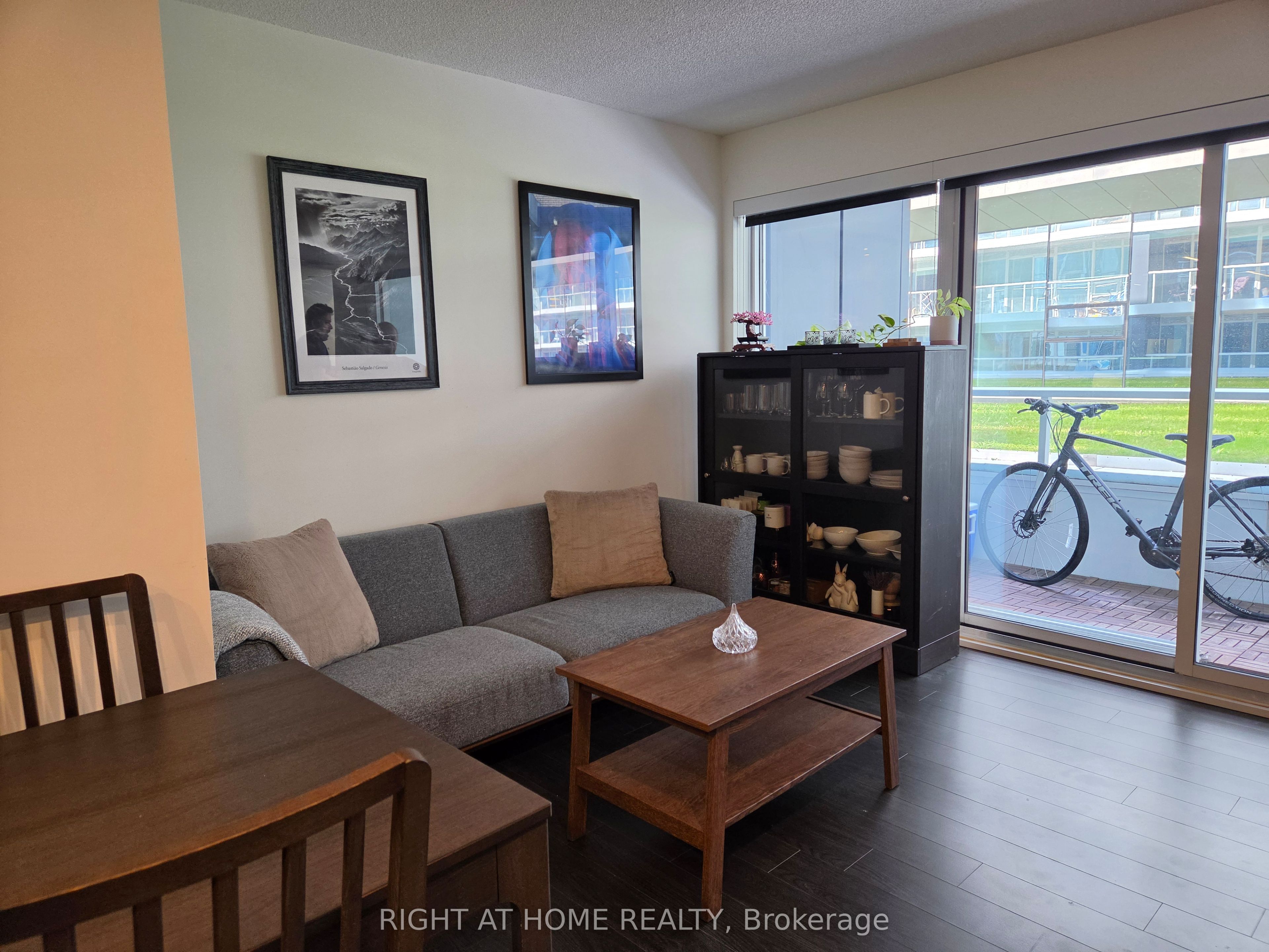 17 Bathurst Street 602, Toronto, On M5v 0n1