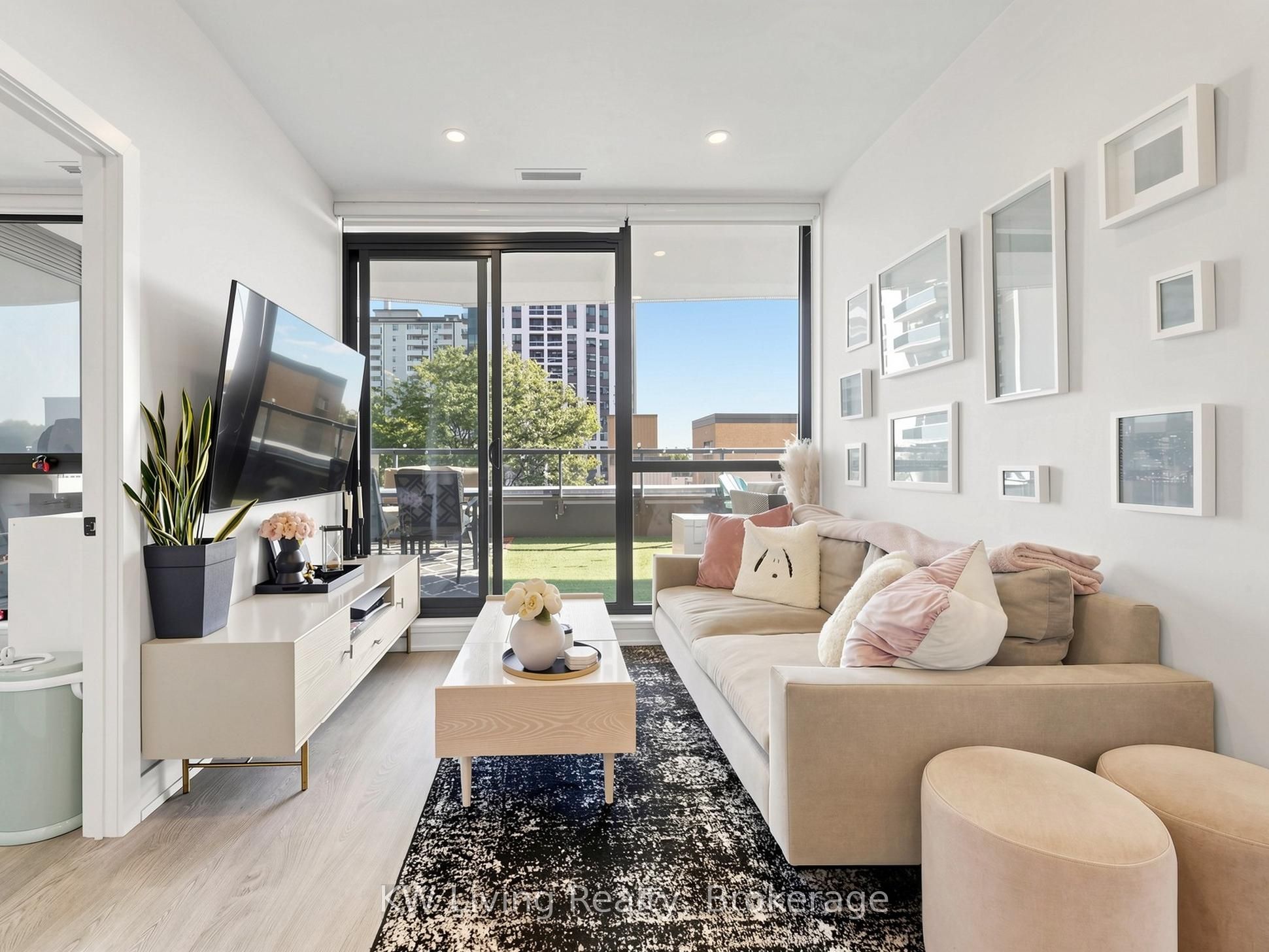 11 Lillian Street 406, Toronto, On M4s 0c3