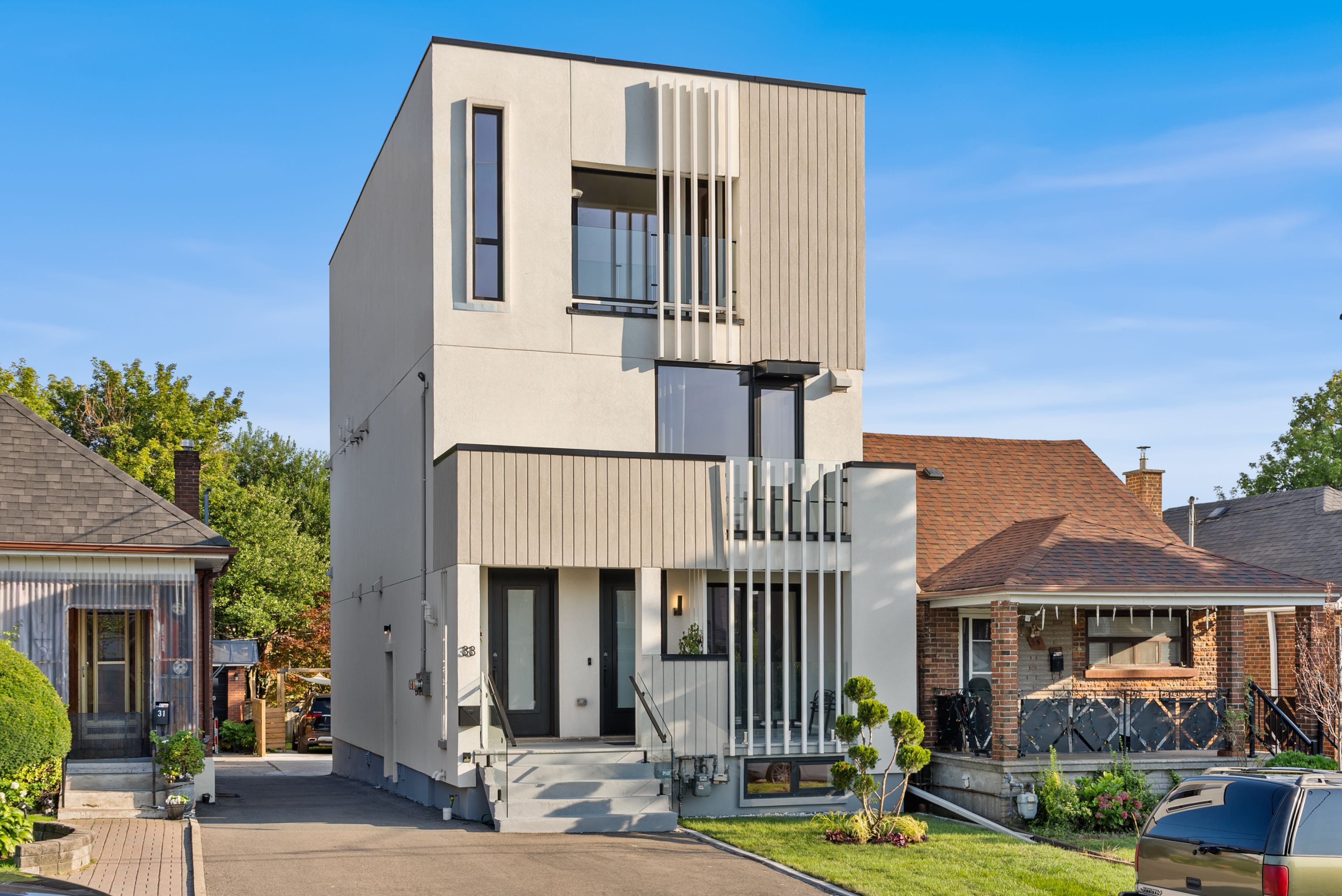 33 Lanark Avenue, Toronto, On M6c 2b5