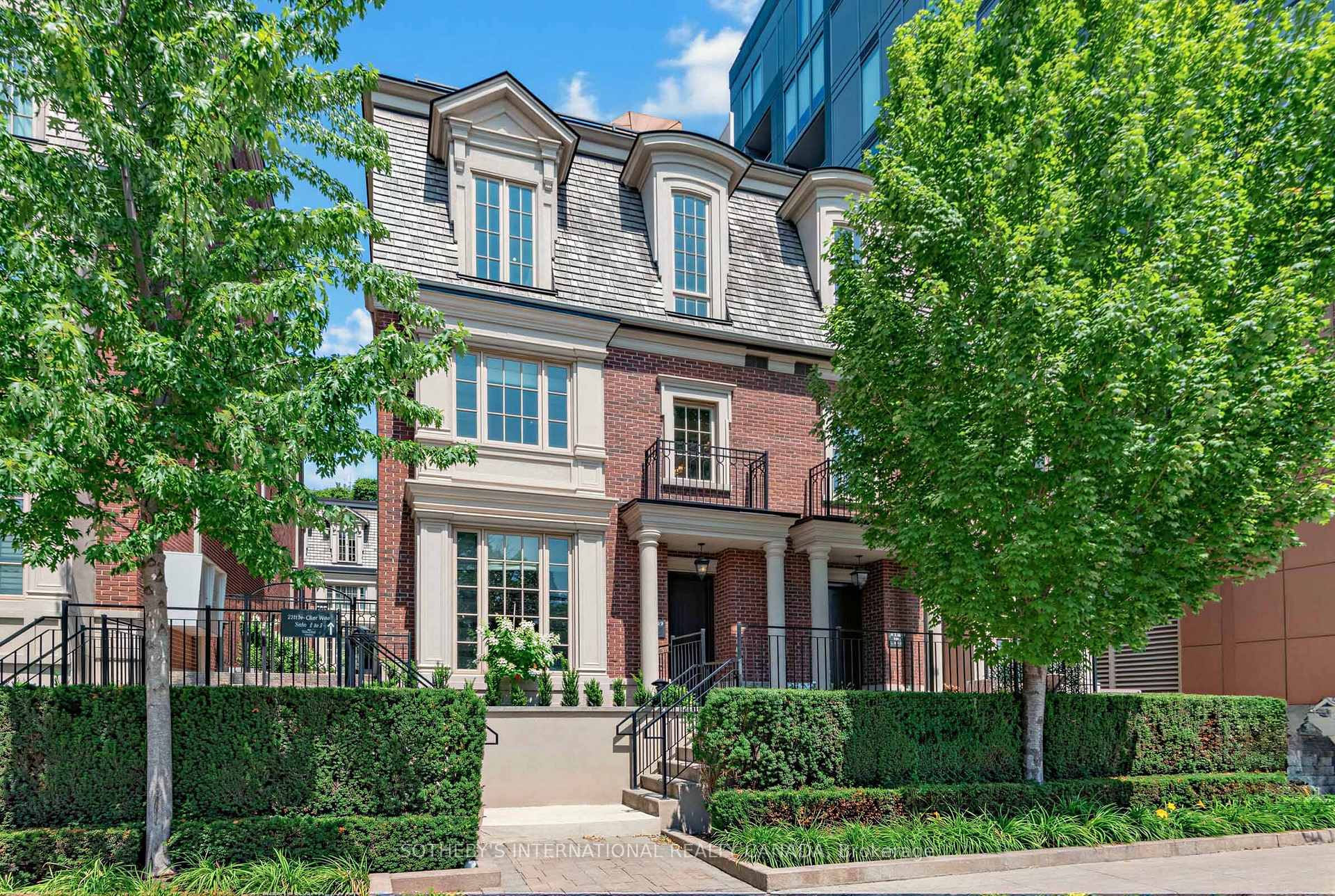 288 St Clair Avenue W Th1, Toronto, On M4v 1s3