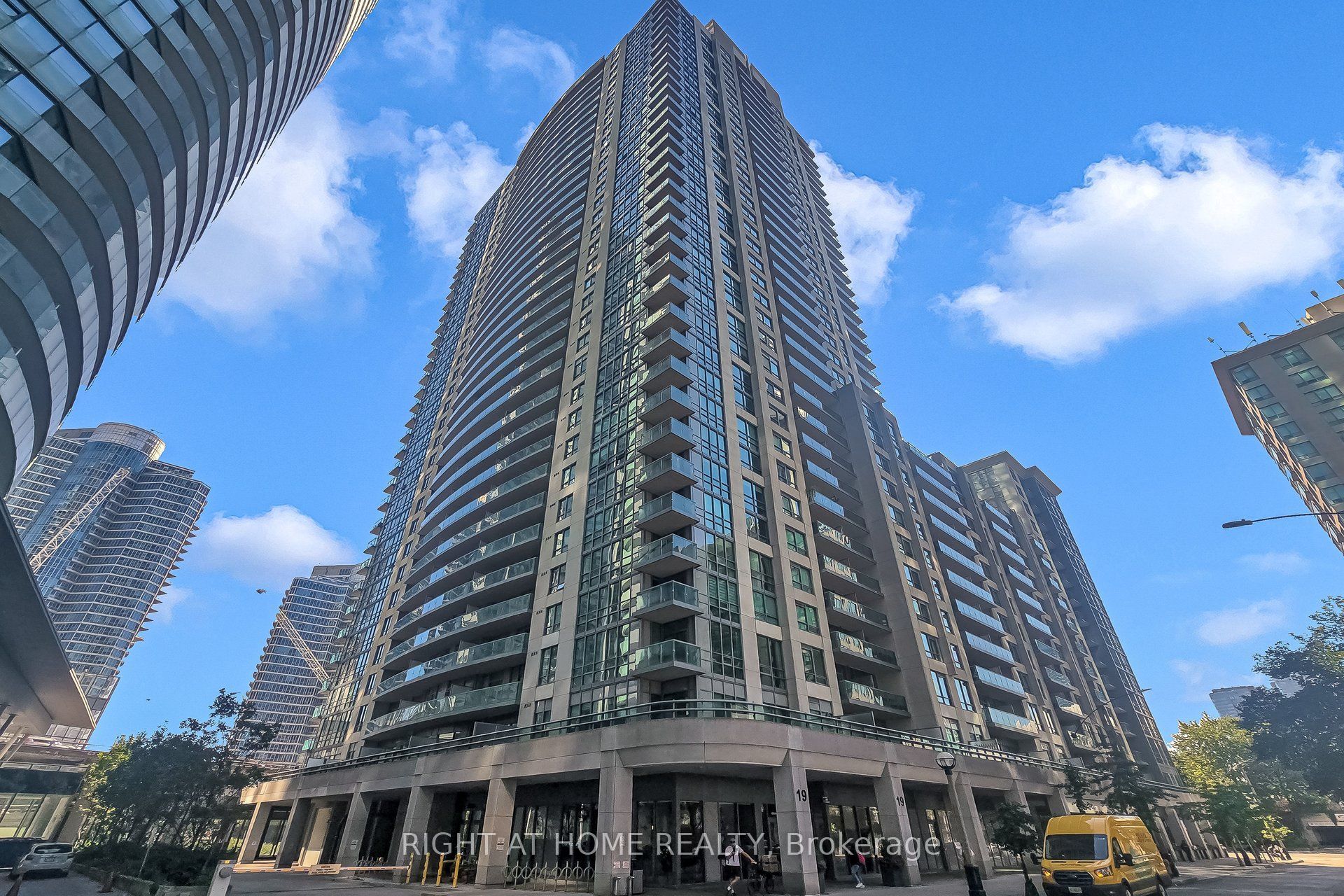 19 Grand Trunk Crescent 712, Toronto, On M5j 3a3