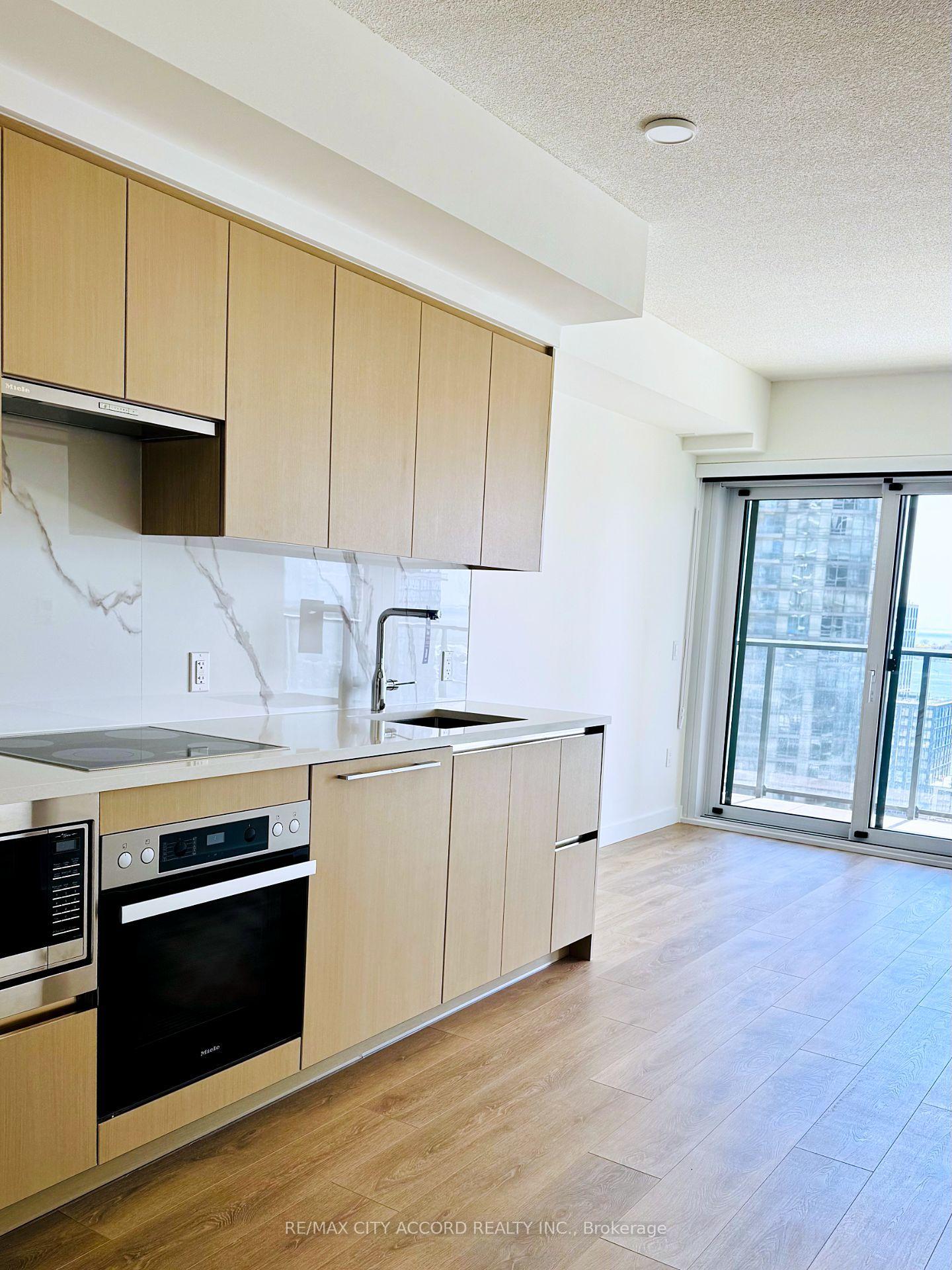 1 Concord Cityplace Way 1906, Toronto, On M5v 0t5