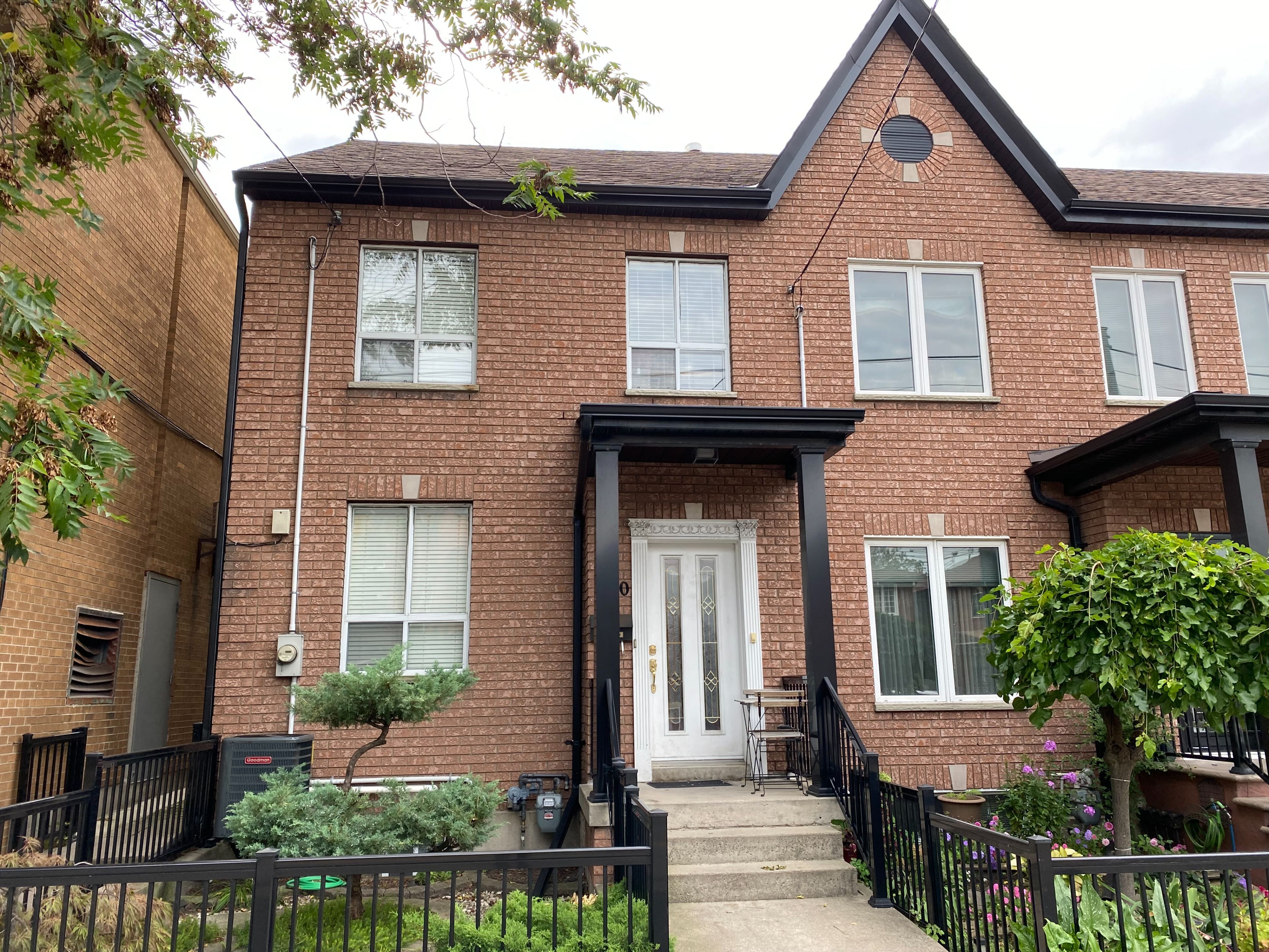 260 Ossington Avenue Main, Toronto, On M6j 3a2