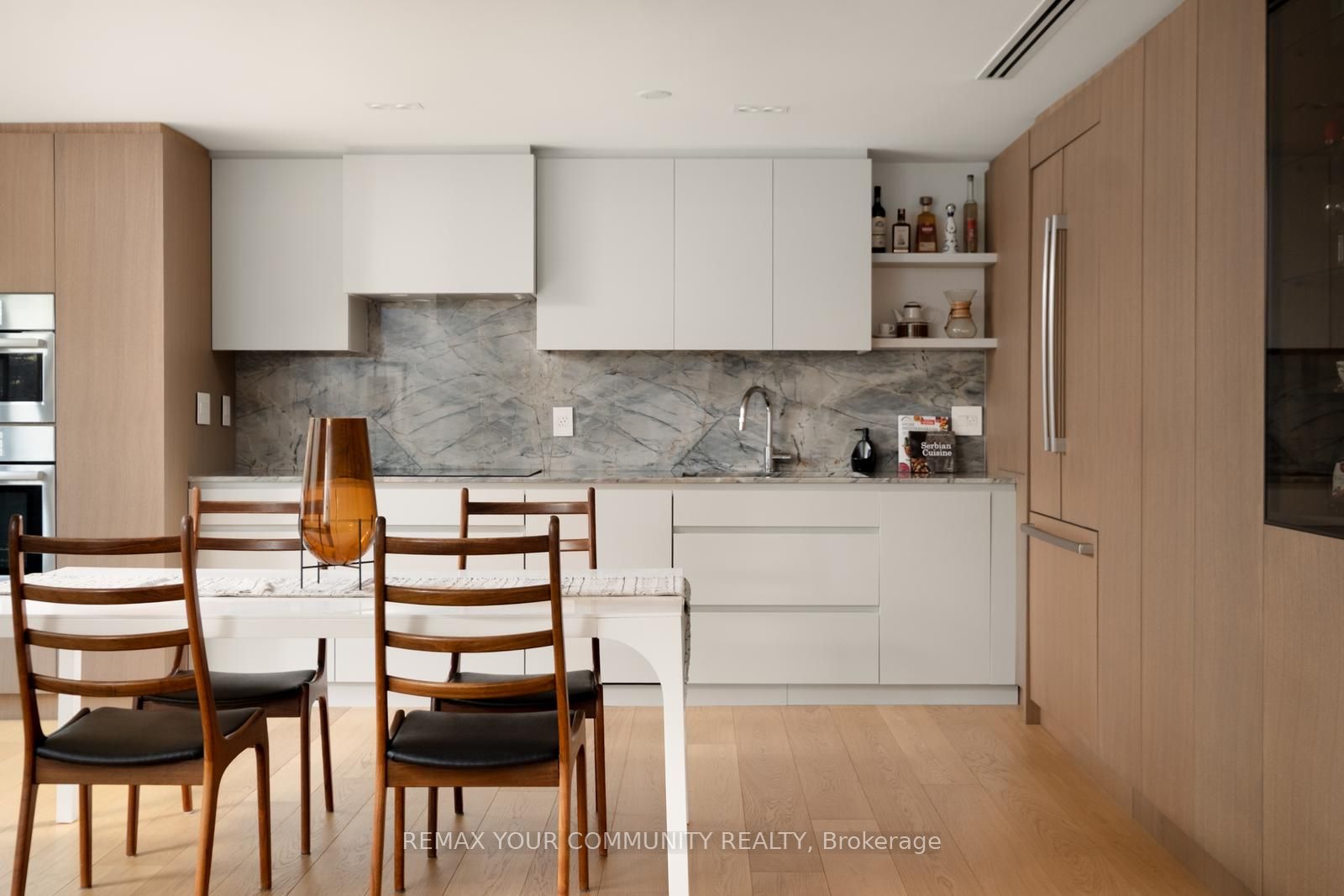 349 St Clair Avenue W 109, Toronto, On M5p 1n3