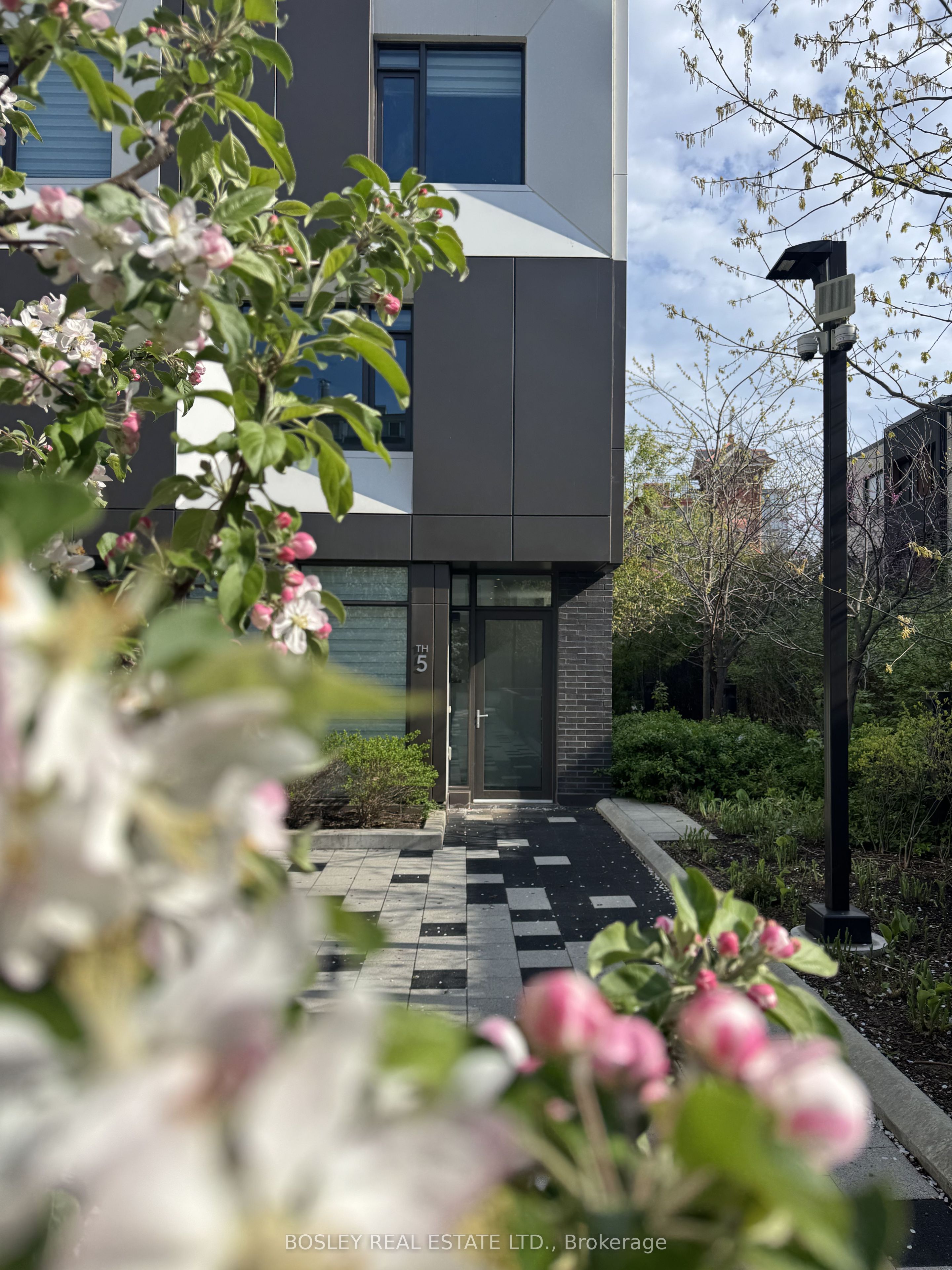 51 Paul Lane Gardens Th05, Toronto, On M5t 2h6