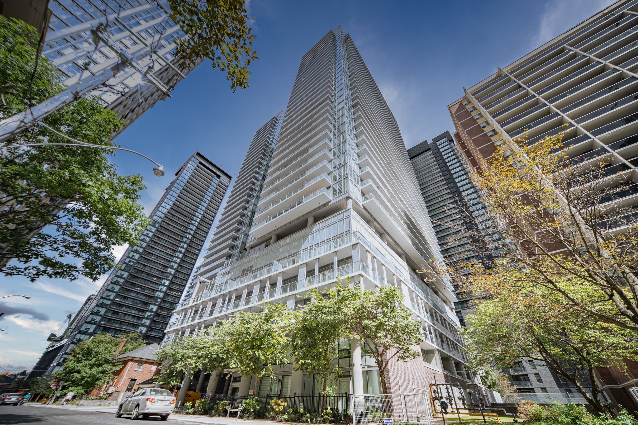 195 Redpath Avenue 2412, Toronto, On M4p 0e4