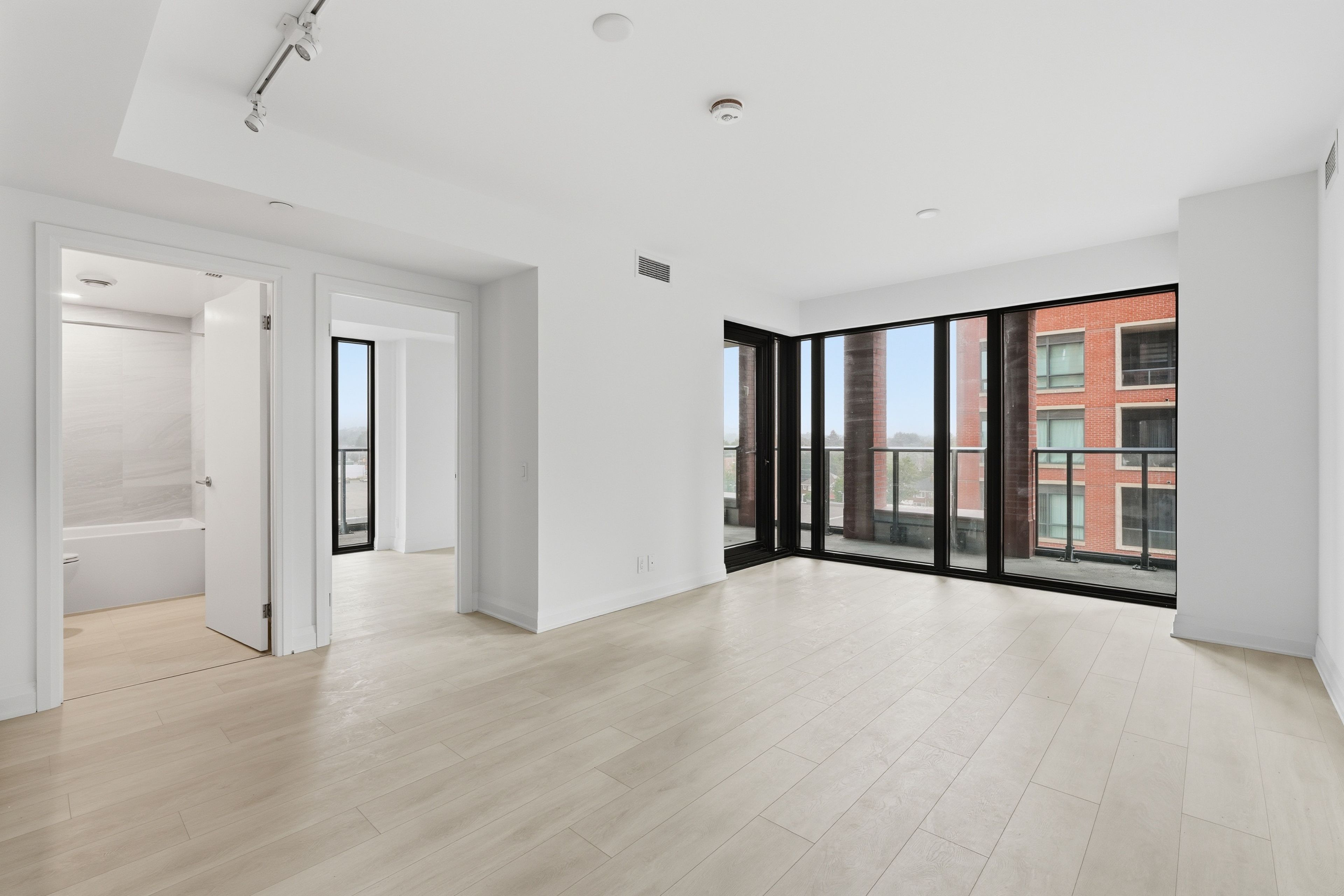 25 Frederick Todd Way 504, Toronto, On M4g 4e8